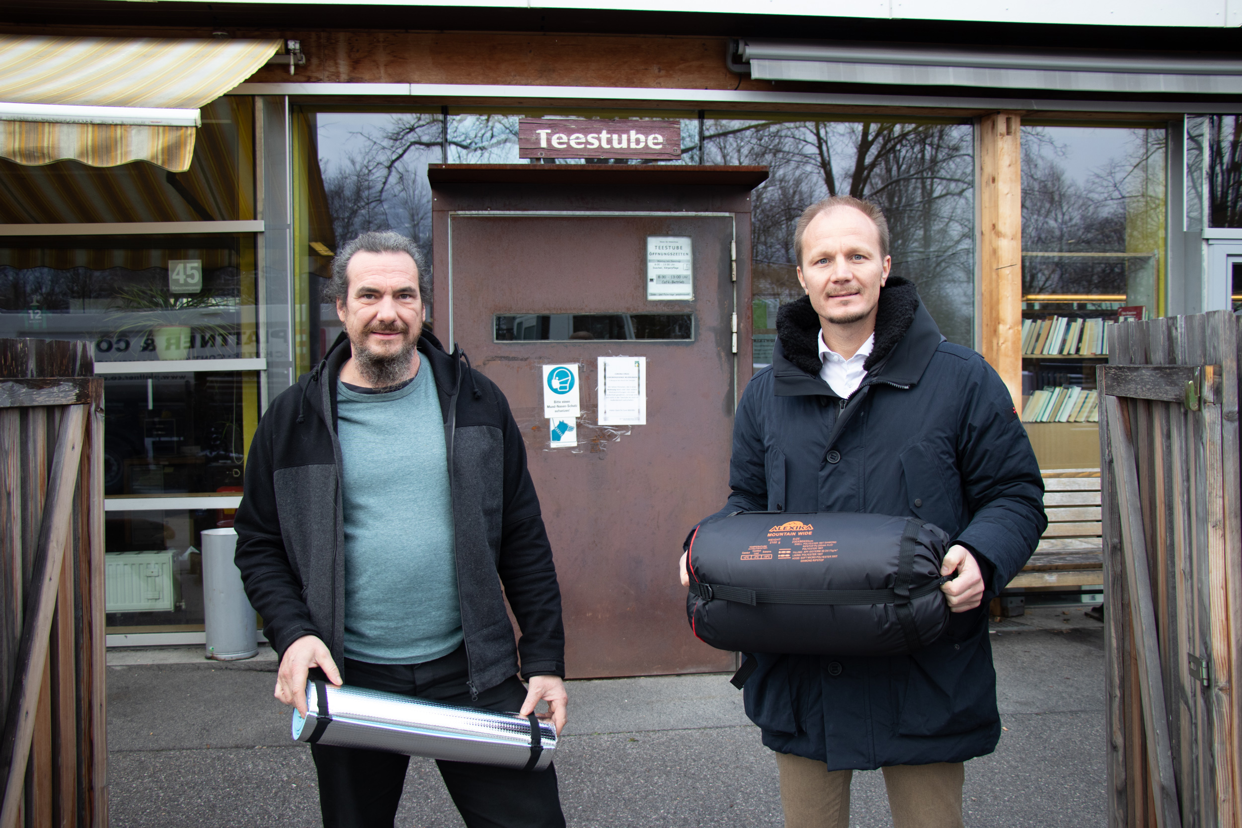 Vizebürgermeister Johannes Anzengruber (r.) bei der Übergabe der Schlafsäcke an Michael Hennermann vom Verein für Obdachlose.