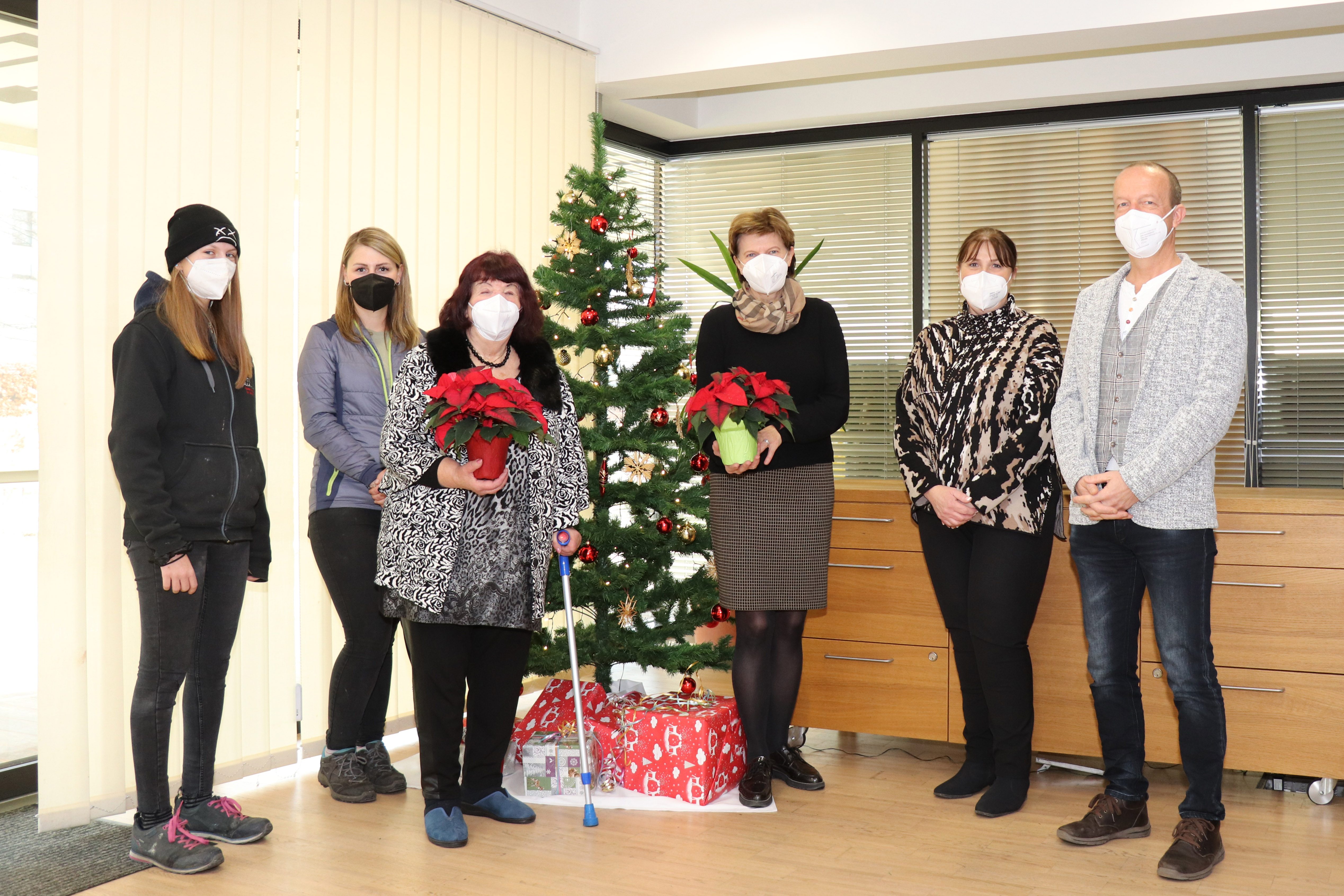 Stadträtin Christine Oppitz-Plörer (3.v.r.) überreichte Frau Marino in der Wohnanlage O3 in der Reichenau einen Weihnachtsstern, gemeinsam mit ISD-Bereichsleiterin Christine Kurz (2.v.r.) und Stefan Hetzenauer (Wohnanlage 03) sowie den beiden Stadtgärtnerinnen, Ramona Prinoth und Isabella Horvat (l.).