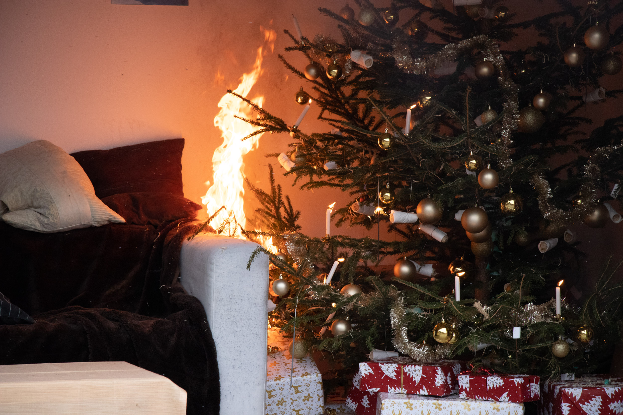 Es dauert nur wenige Sekunden, bis etwa ein trockener Christbaum in Flammen steht. Binnen Minuten brennt der ganze Raum.