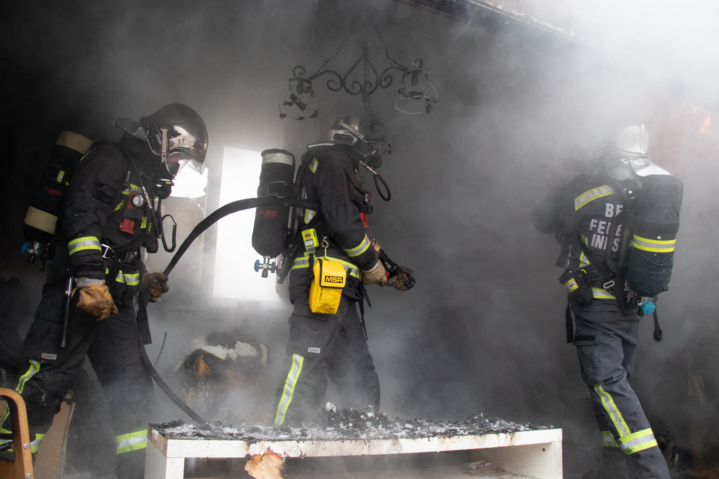 ... nach einer Minute ist der Brand gelöscht. Der Raum ist komplett ausgebrannt.