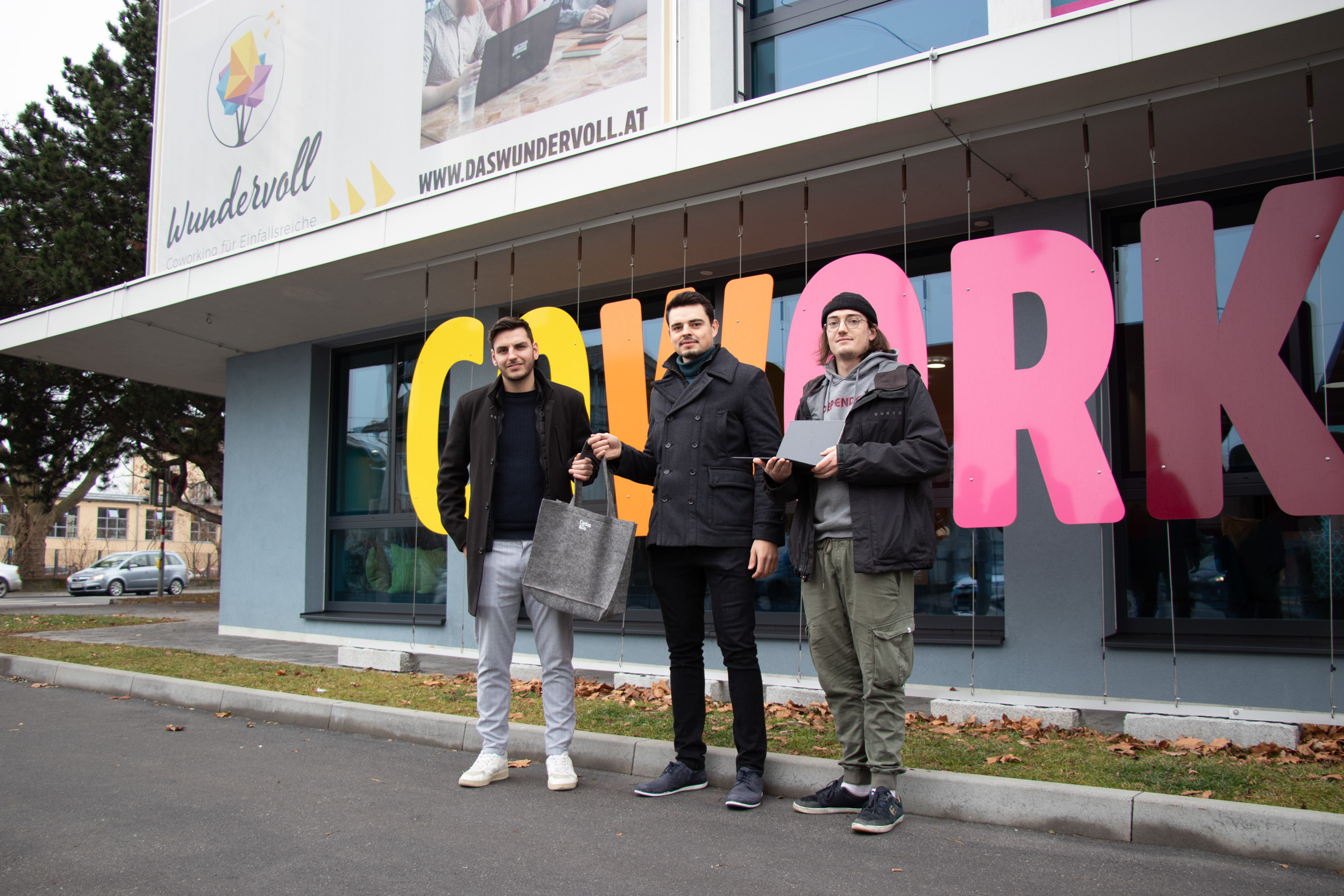 Christoph Hackl (Stadtteilkoordinator Pradl; links), Albert Fichtenau (Leiter Eduard-Wallnöfer Schülerheim) und Moritz Gassel (IT-Fachmann und Zivildiener) freuen sich über die gelungene Zusammenarbeit, die bereits 70 Kindern einen Laptop ermöglicht hat.