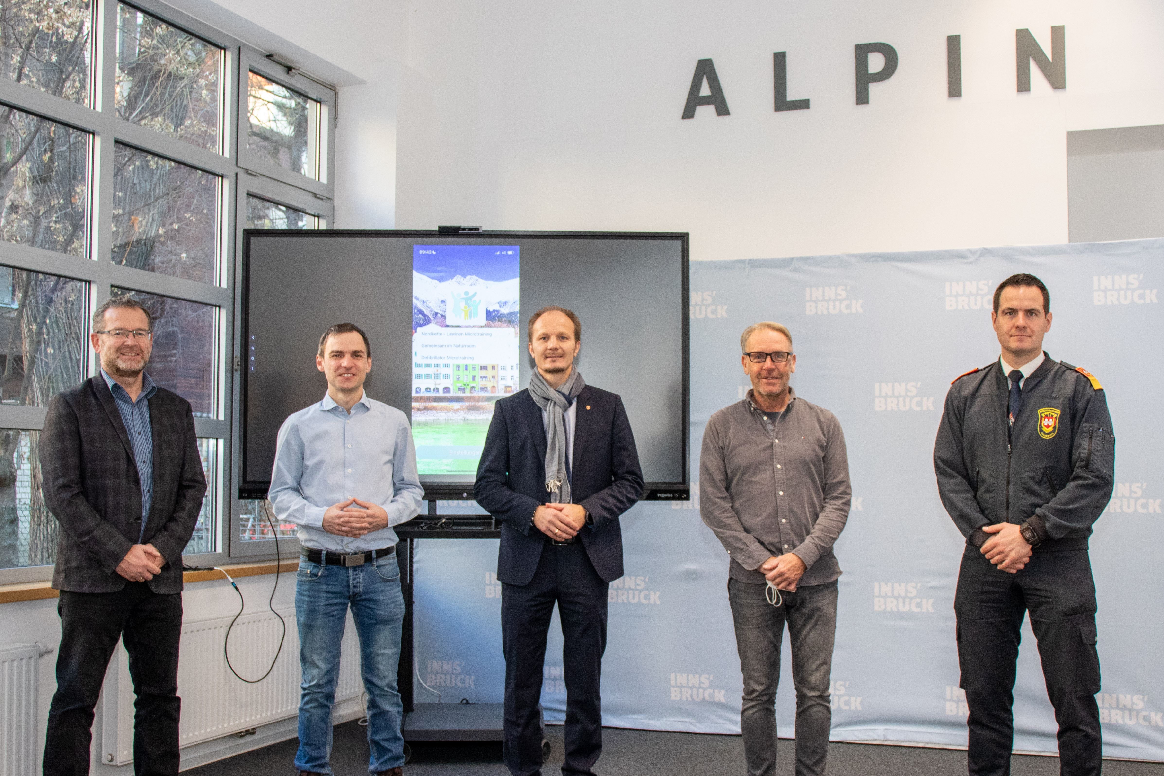Präsentierten die erweiterte "Innsbruck gemeinsam"-App (v.l.n.r.): Klaus Feistmantl (Amt für Allgemeine Sicherheit und Veranstaltungen), Patrick Pixner (Duftner.Digital), Vizebürgermeister Johannes Anzengruber, Harald Riedl (Lawinenkommissionsausbildung Land Tirol) und Helmut Hager (Branddirektor BFI)