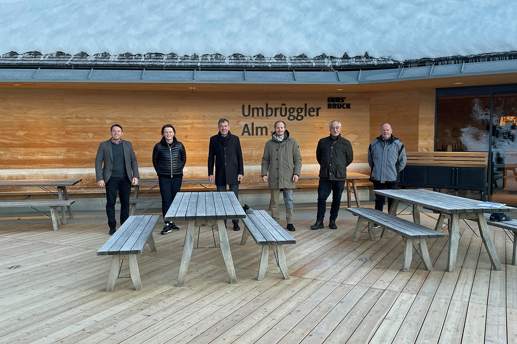 Begeistert von der neuen „Umbrüggler“-Terrasse (v.l.n.r.): IIG-Geschäftsführer Franz Danler, Pächterin Sonja Schütz, BGM Georg Willi, VBGM Johannes Anzengruber, Gemeinderat Thomas Schultze und Harald Braun (IIG).