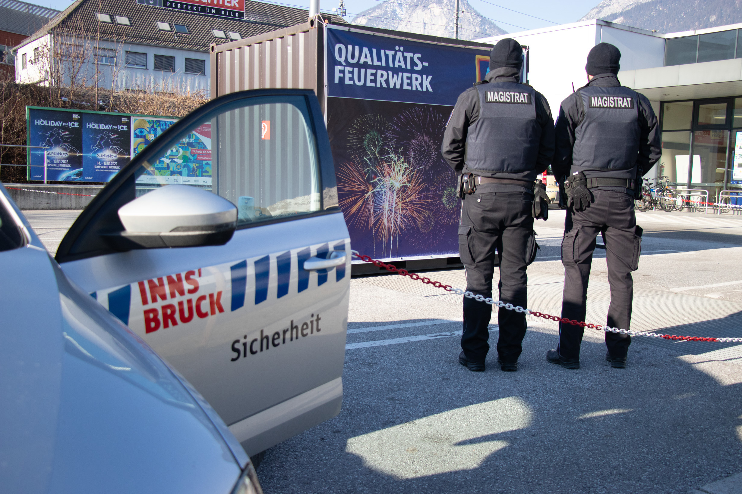 Die Mobile Überwachungsgruppe (MÜG) kontrolliert den Verkauf von Feuerwerkskörpern in der Stadt.