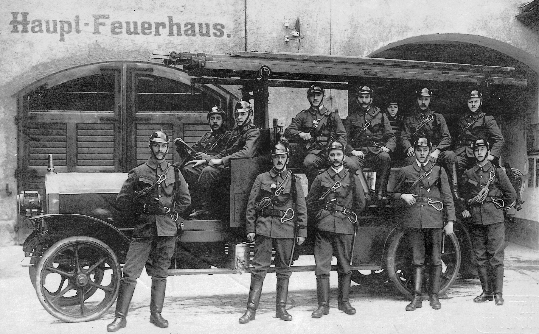 Mit diesem Fahrzeug rückte die Berufsfeuerwehr zu den Einsätzen am 21. Jänner 1922 aus. 2022 feiert die Berufsfeuerwehr Innsbruck ihr 125-Jahr-Jubiläum.