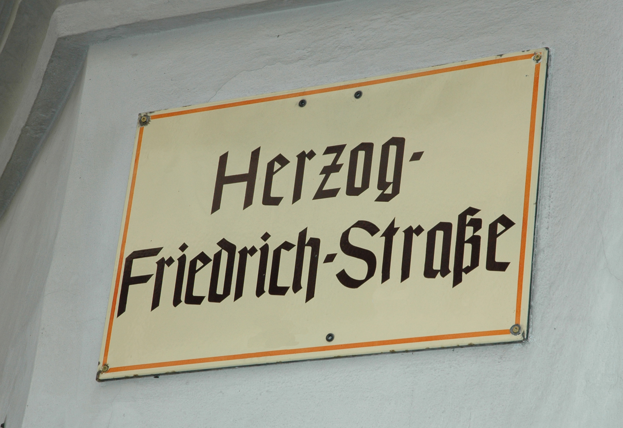 Innsbrucks historische Straßentafeln sind heiß begehrt. Ähnlich wie die Herzog-Friedrich-Straße wird aktuell eine Tranche an Straßenschildern aus dem Stadtteil Hötting feilgeboten.