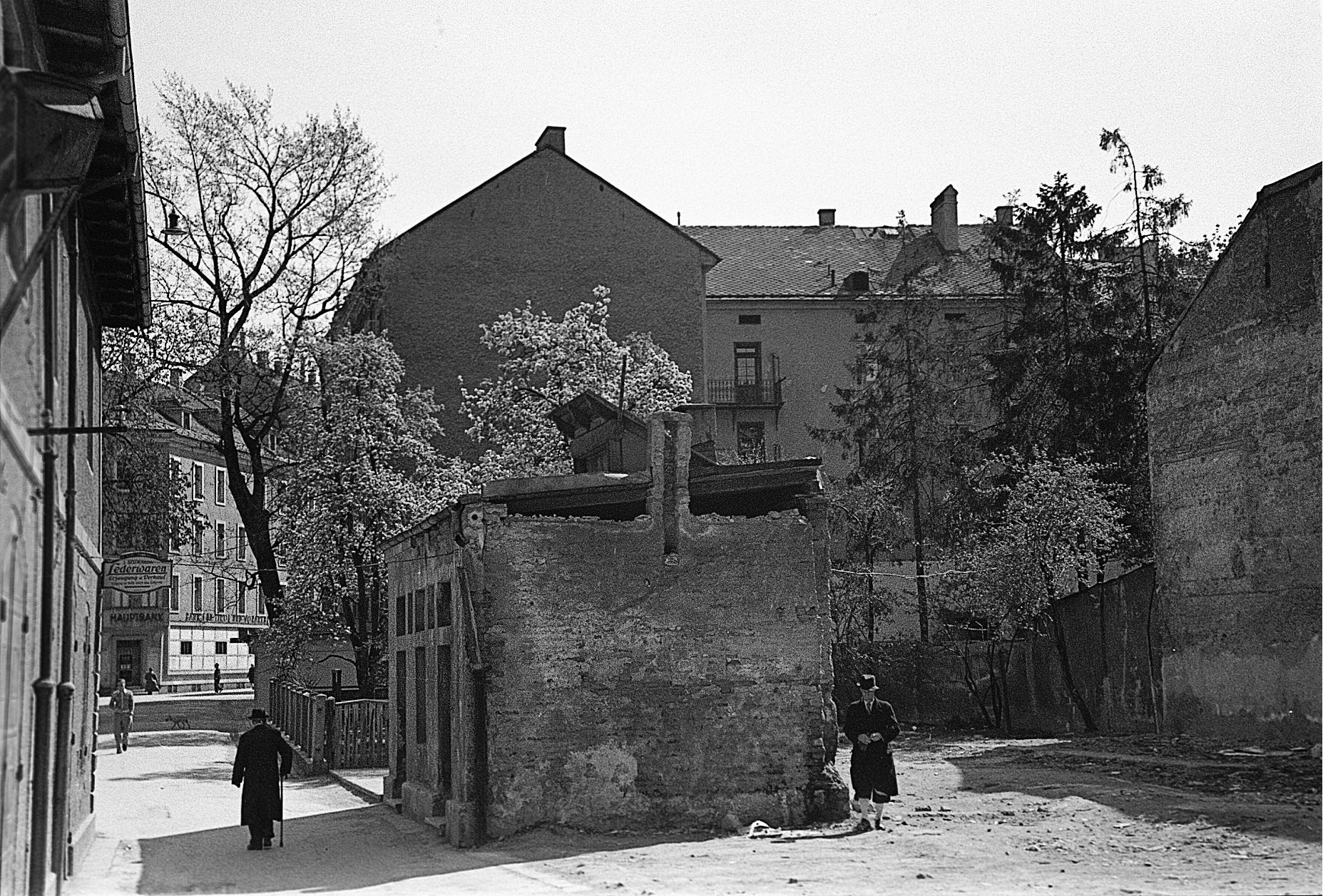 Der Bereich des heutigen Sparkassendurchganges mit dem ehemaligen Abort-Häuschen, 1955.