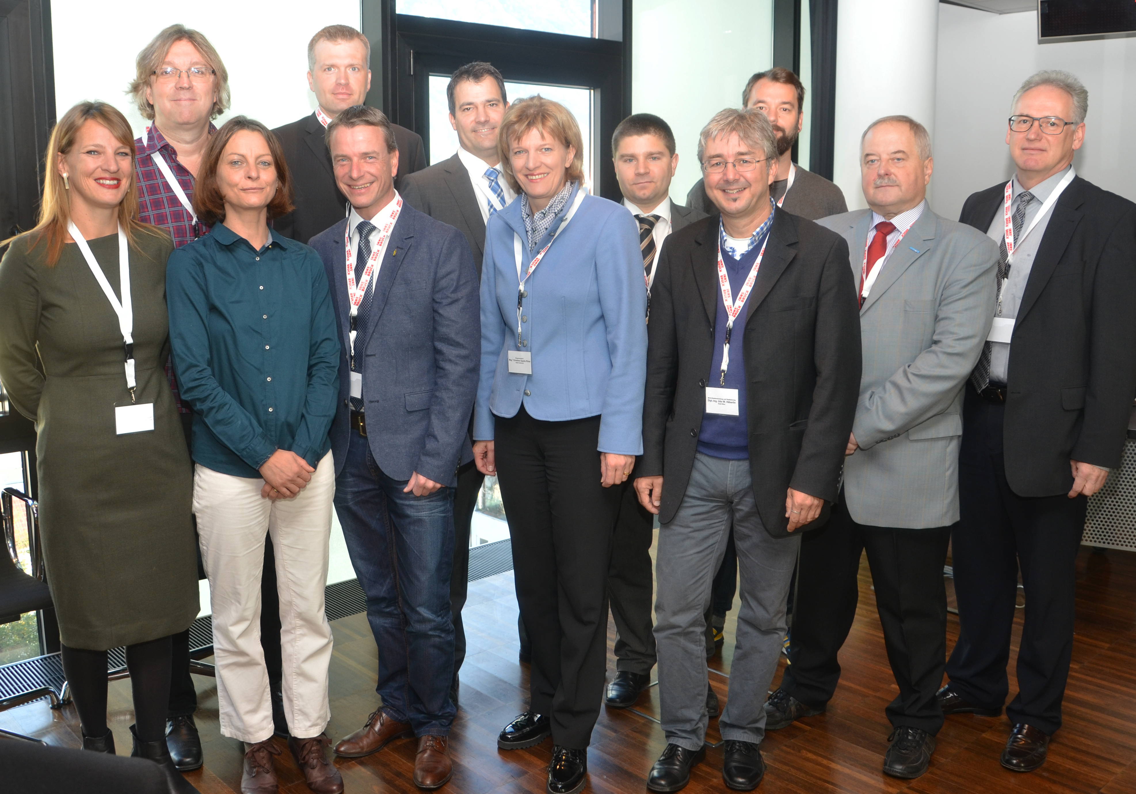 Zahlreiche Experten referierten auf der gemeinderätlichen Enquete „kommunale Sicherheit“ (v.l.): Mag.a Sommer (Moderation), DSA Gstrein (Suchtkoordinator des Landes Tirol), Vizebürgermeisterin Pitscheider, Polizeioberkommissar Braun (Polizeipräsidium Stuttgart), Vizebürgermeister Kaufmann, Schmidt (Leiter der Stabsstelle Kommunale Kriminalprävention der Stadt Stuttgart), Bürgermeisterin Oppitz-Plörer, Staatsanwalt Willam, DI Häberlin (Stadt Wien) DSA Thomas Schatz (SchuSo – Schulsozialarbeit Innsbruck), Amtsf. Stadtrat Leopold Wittmann (Vorsitzender Sicherheitsbeirat Schwechat) und Magistratsdirektor Dr. Bernhard Holas.