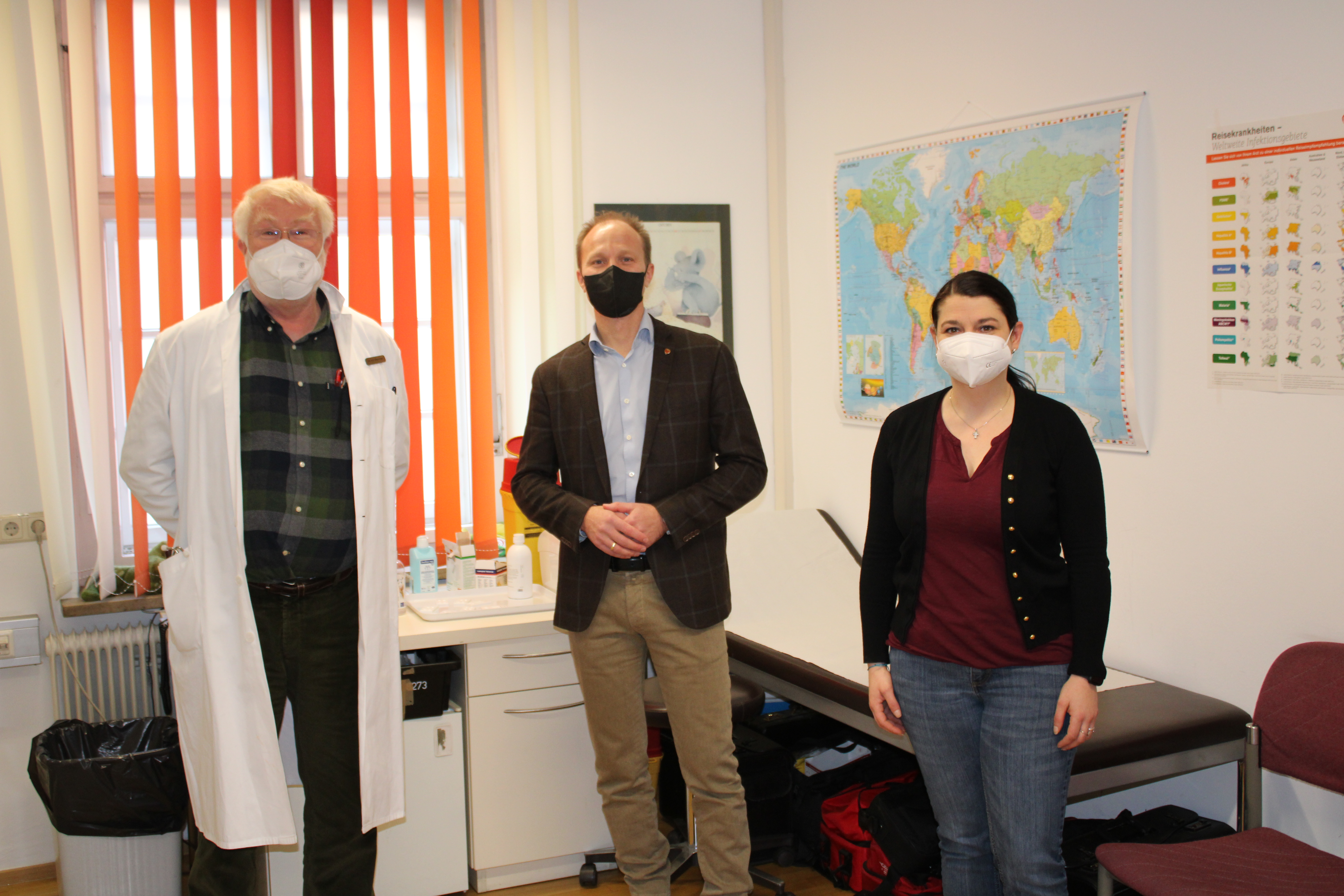 Die Stadt Innsbruck stellt sich den künftigen Herausforderungen im Bereich seines Gesundheitsamtes (v.l.n.r.): Stadtphysikus Hans-Peter Rammer, Vizebürgermeister Johannes Anzengruber und Sachbearbeiterin Magdalena Gapp.