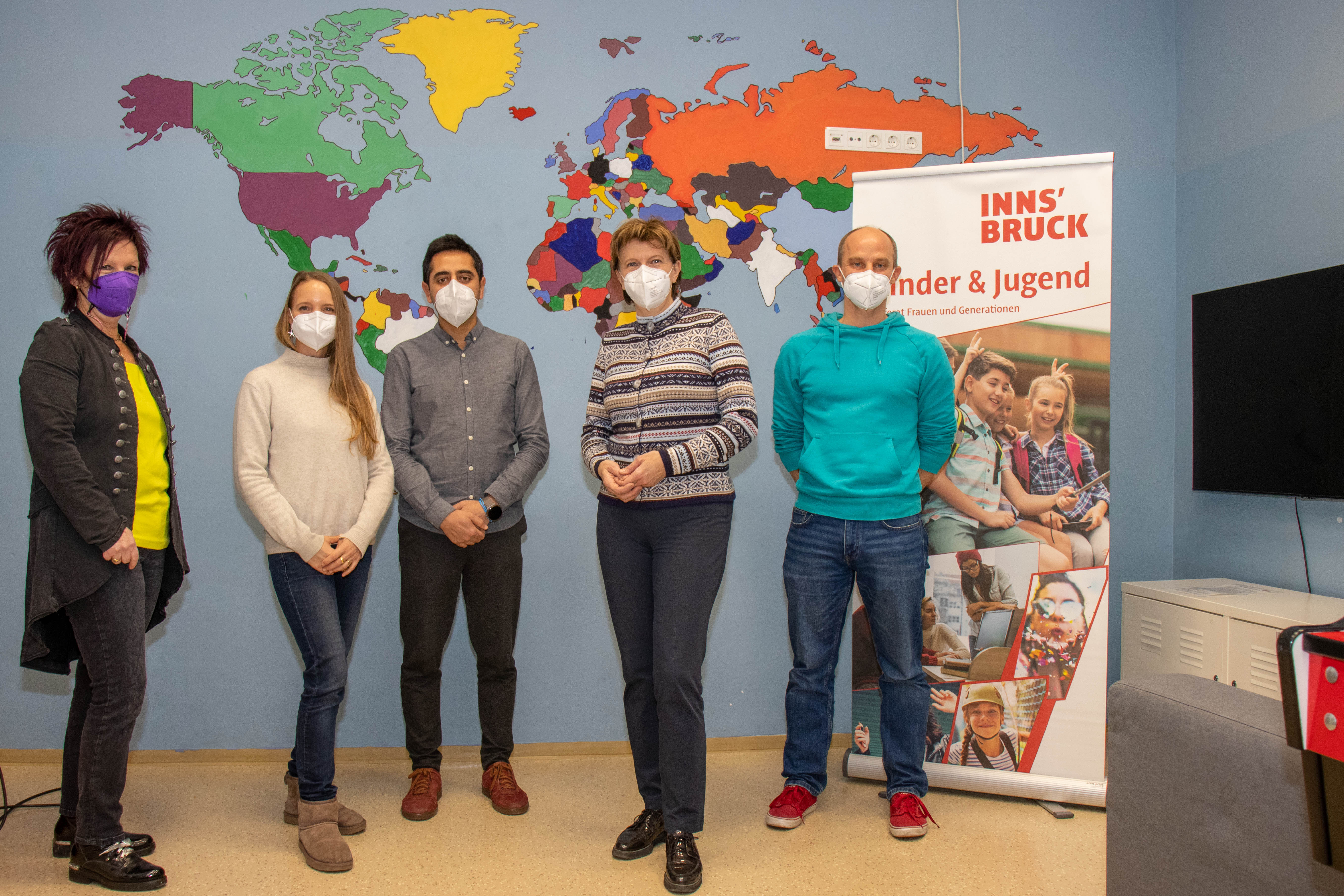 Der zweite Termin der Informationsveranstaltungen für Jugendliche fand im Jugendzentrum Pradl statt. Die beiden MedizinerInnen Julia Bernardi (2.v.l.) und Alaa Alibrahim (M.), Stadträtin Christine Oppitz-Plörer (2.v.r.), Uschi Klee (Referatsleitung Frauen, Generationen, l.) sowie Philipp Mayr, Leiter des Jugendzentrums waren vor Ort.