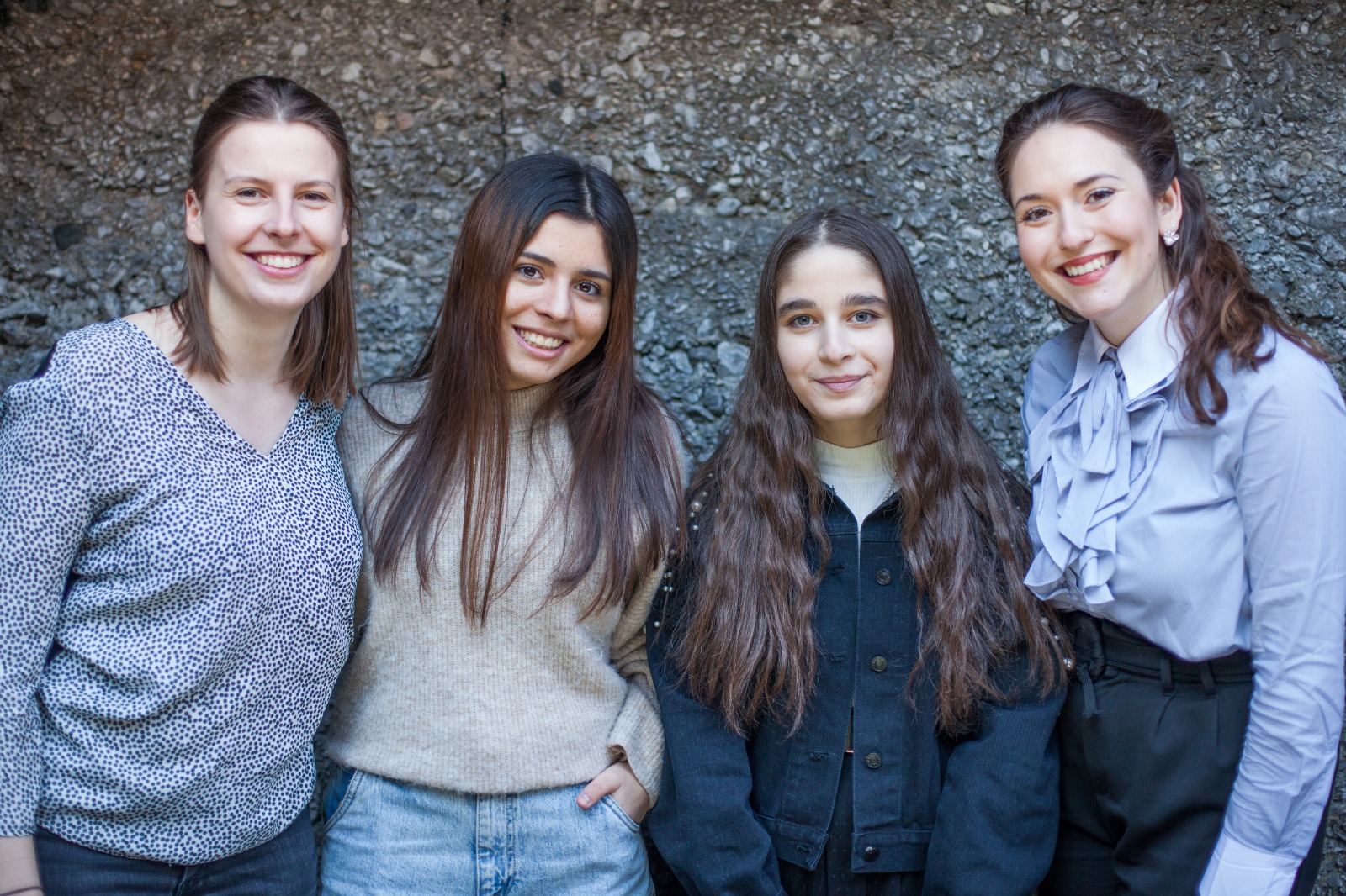 Cora und Souleen haben genauso wie Hava und Danijela (v. l.) in ihrer Freizeit gemeinsam Lebensläufe geschrieben, Bewerbungsgespräche geführt und jede Menge Spaß als Mentoringteam gehabt.