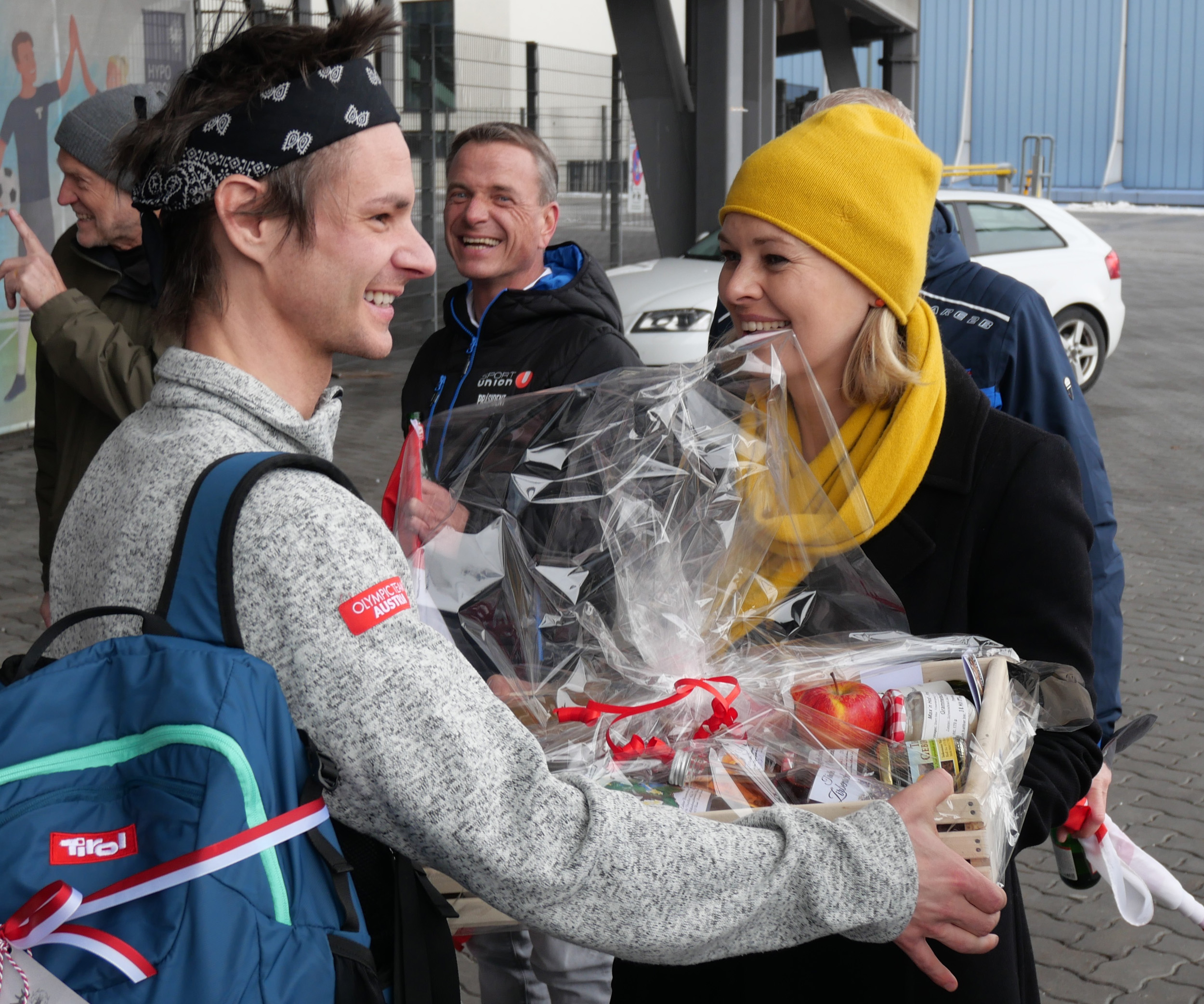 Ein herzlicher Empfang wurde Skispringer Manuel Fettner (l.) nach seiner Rückkehr von den Olympischen Winterspielen in Peking bereitet. Sportstadträtin Elisabeth Mayr und GR Christoph Kaufmann, Hauptabteilungsleiter für Sondersportstätten bei der Olympia Sport- und Veranstaltungszentrum Innsbruck (OSVI) GmbH, begrüßten den Gewinner einer olympischen Gold- und Silbermedaille bei seiner Ankunft am Flughafen Innsbruck. Im Namen der Stadt Innsbruck überreichte die Sportstadträtin dem erfolgreichen Innsbrucker einen Geschenkkorb mit regionalen Produkten.