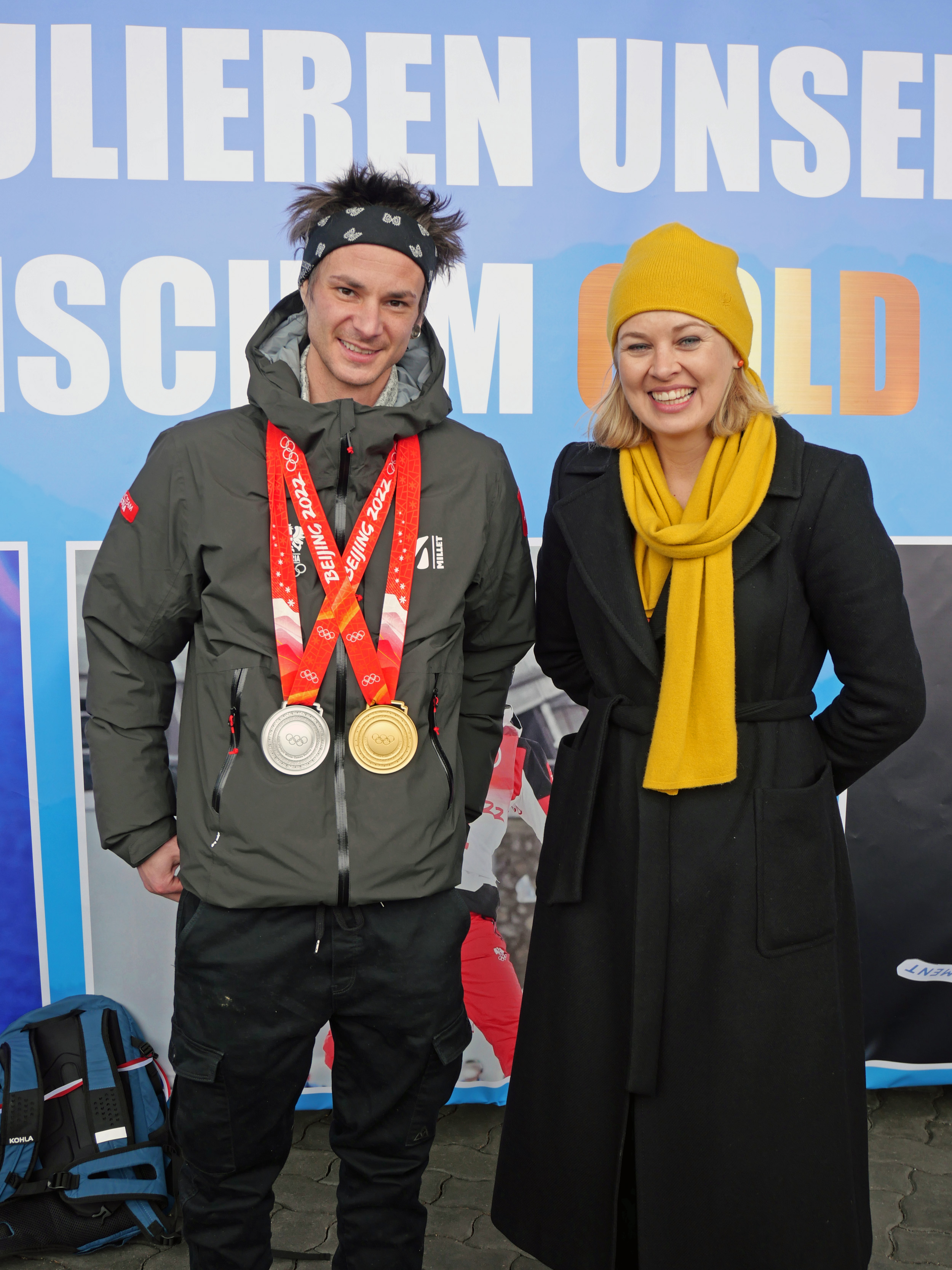 Ein herzlicher Empfang wurde Skispringer Manuel Fettner (l.) nach seiner Rückkehr von den Olympischen Winterspielen in Peking bereitet. Sportstadträtin Elisabeth Mayr und GR Christoph Kaufmann, Hauptabteilungsleiter für Sondersportstätten bei der Olympia Sport- und Veranstaltungszentrum Innsbruck (OSVI) GmbH, begrüßten den Gewinner einer olympischen Gold- und Silbermedaille bei seiner Ankunft am Flughafen Innsbruck. Im Namen der Stadt Innsbruck überreichte die Sportstadträtin dem erfolgreichen Innsbrucker einen Geschenkkorb mit regionalen Produkten.