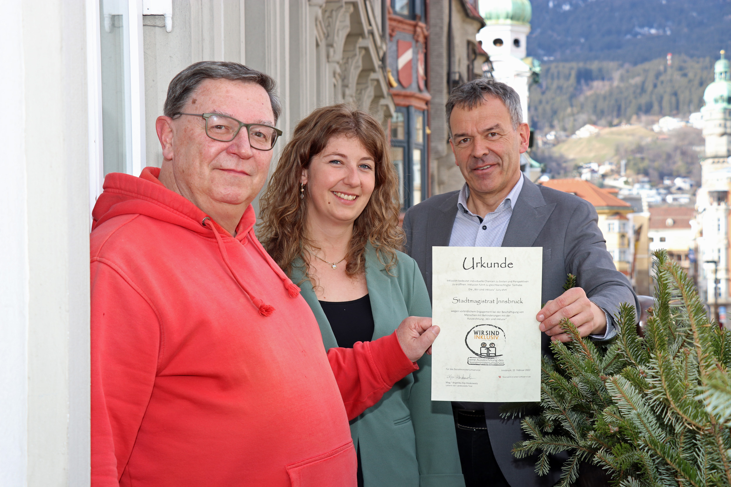 Der Stadtmagistrat erhielt das Gütesiegel „Wir sind inklusiv 2022-2024“: Im Bild (von links) Behindertenvertrauensperson Joachim Schmitz, Personalamtsleiterin Katharina Bonauer und Bürgermeister Georg Willi.