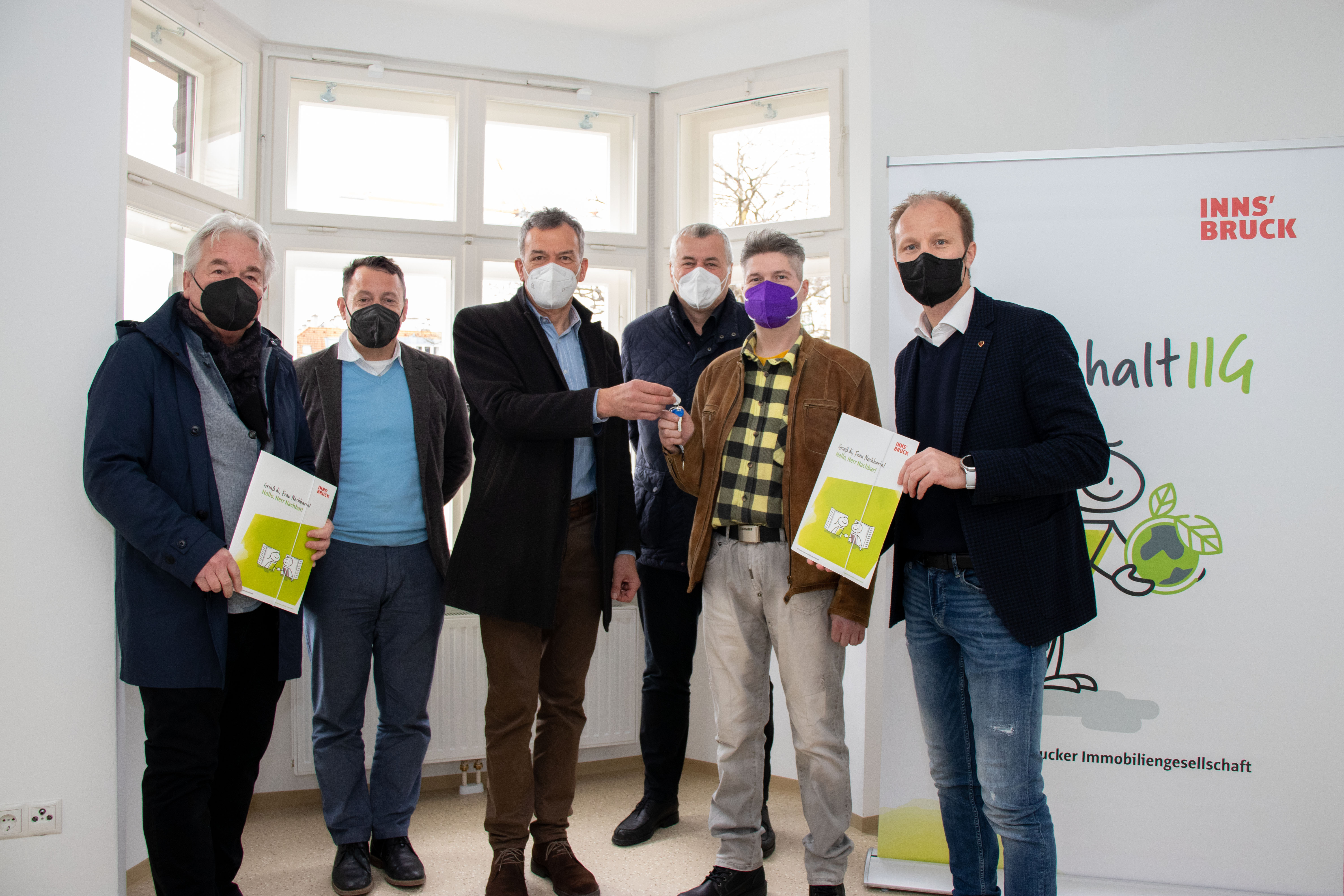 Im Beisein des ehemaligen Sozialstadtrates Ernst Pechlaner (l.), IIG-Geschäftsführer, Franz Danler (2. v. l.) und ISD-Geschäftsführer, Hubert Innerebner (3. v. r.), wurden einem der Bewohner der neuen Wohnungen symbolisch die Schlüssel von Bürgermeister Georg Willi (3. v. l.) und Vizebürgermeister Johannes Anzengruber (r.) überreicht.