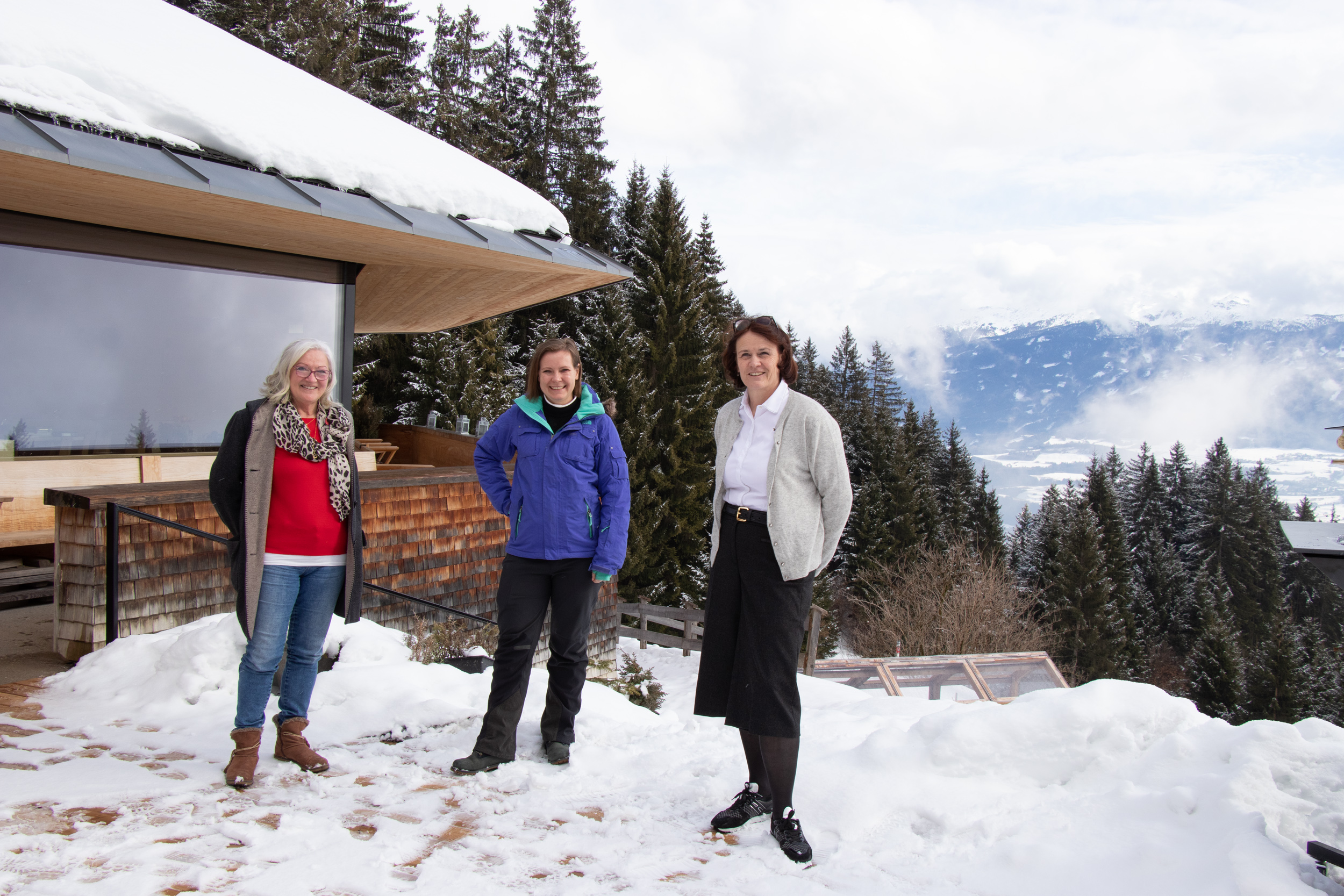 Die Hüttenwirtinnen Ruth Scherb, Christina Meilinger und Sonja Schütz (v. l.) beim Stelldichein auf der Umbrüggler Alm.