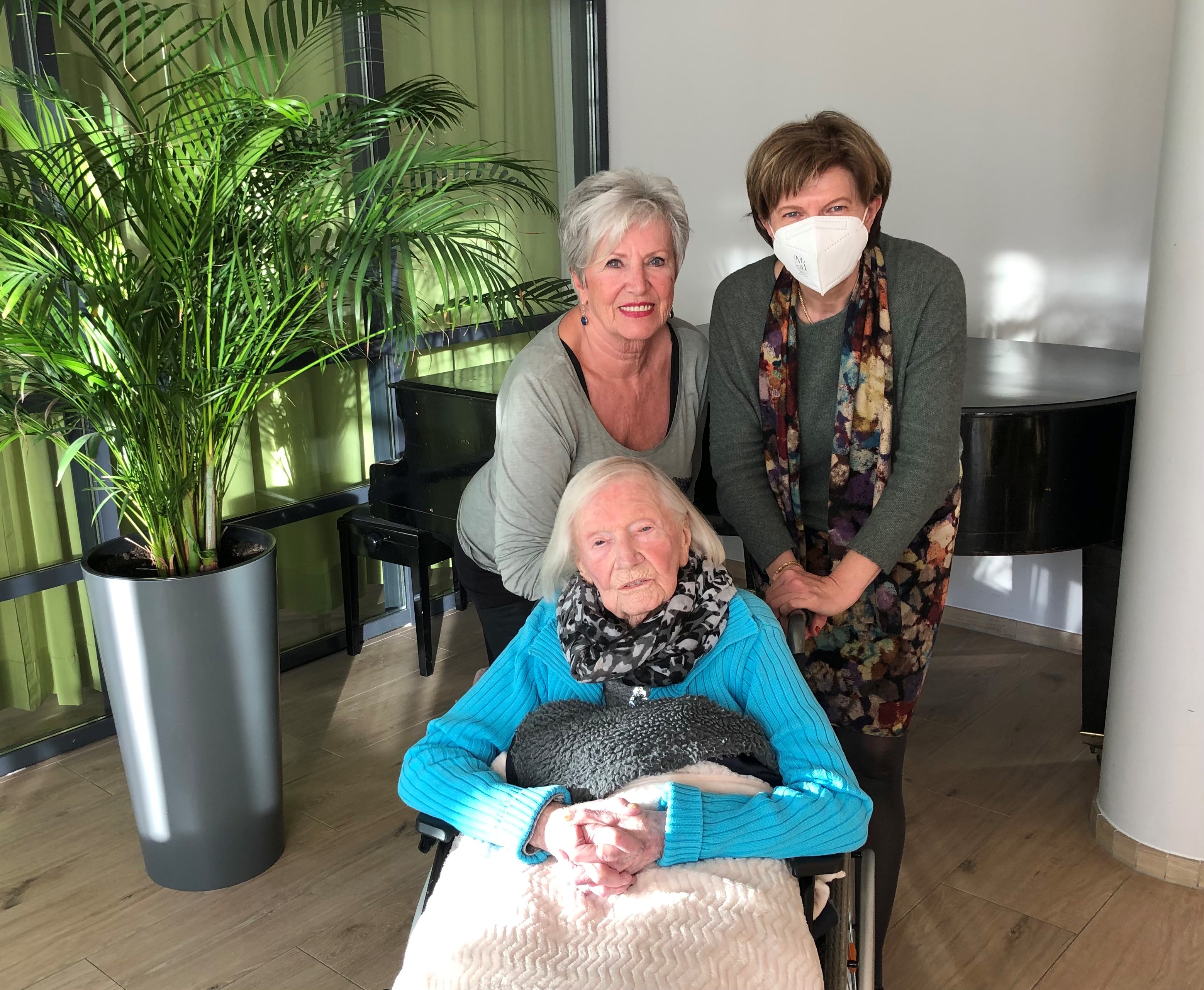 Stadträtin Christine Oppitz-Plörer (r.) freute sich, ihre Glückwünsche an Maria Schwandtner persönlich zu überbringen. Im Wohnheim Reichenau feierte die älteste Innsbruckerin im Kreise ihrer Familie (am Bild ihre Tochter) ihren Geburtstag.