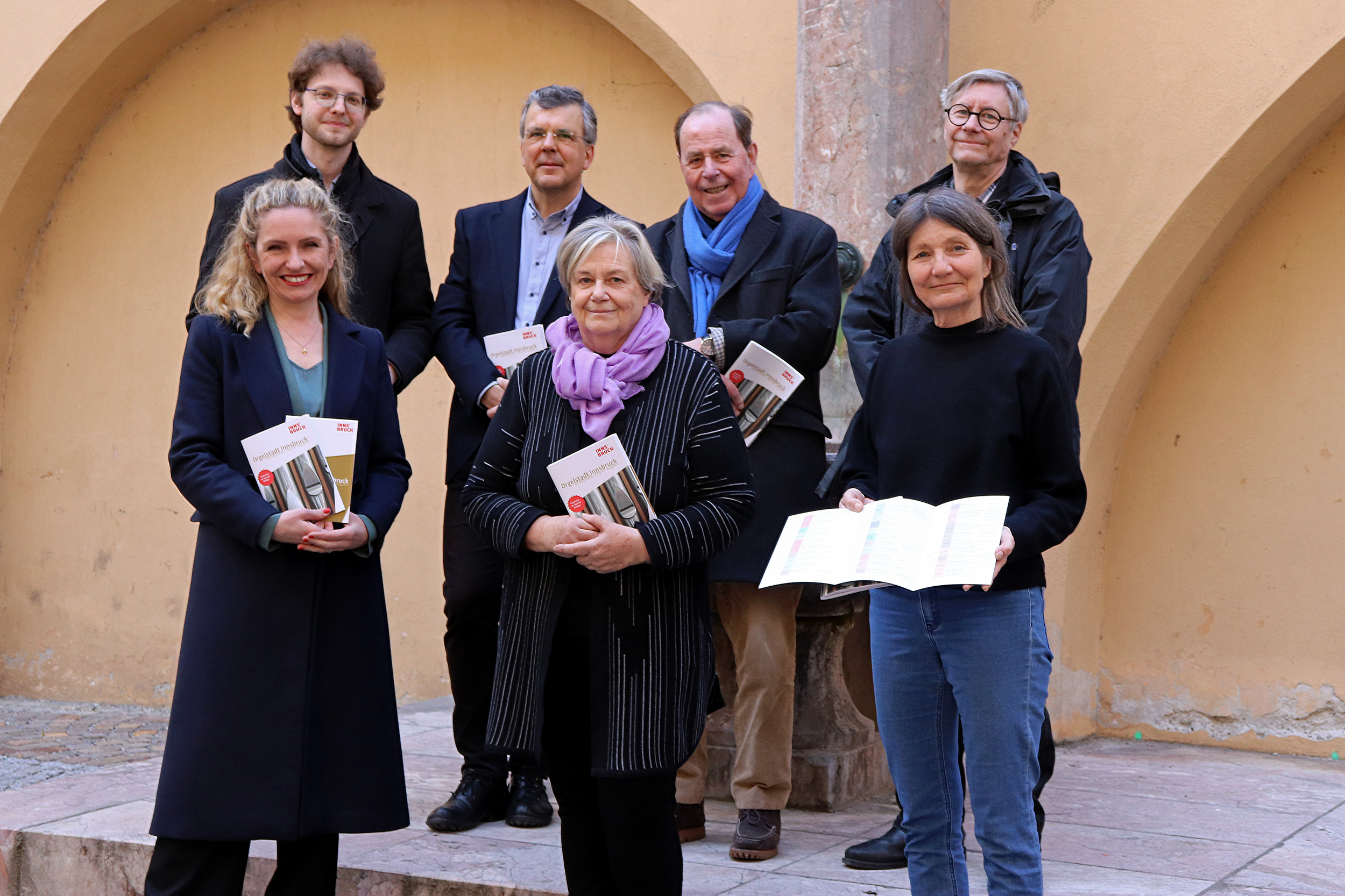 Orgelkonzerte 2022: Die VeranstalterInnen Michael Schöch, Peter Waldner, Reinhard Jaud und Kurt Estermann (hintere Reihe, v.l.) und Maria Crepaz (vorne Mitte) mit Kulturamtsleiterin Isabelle Brandauer (links) und StRin Uschi Schwarzl (rechts).