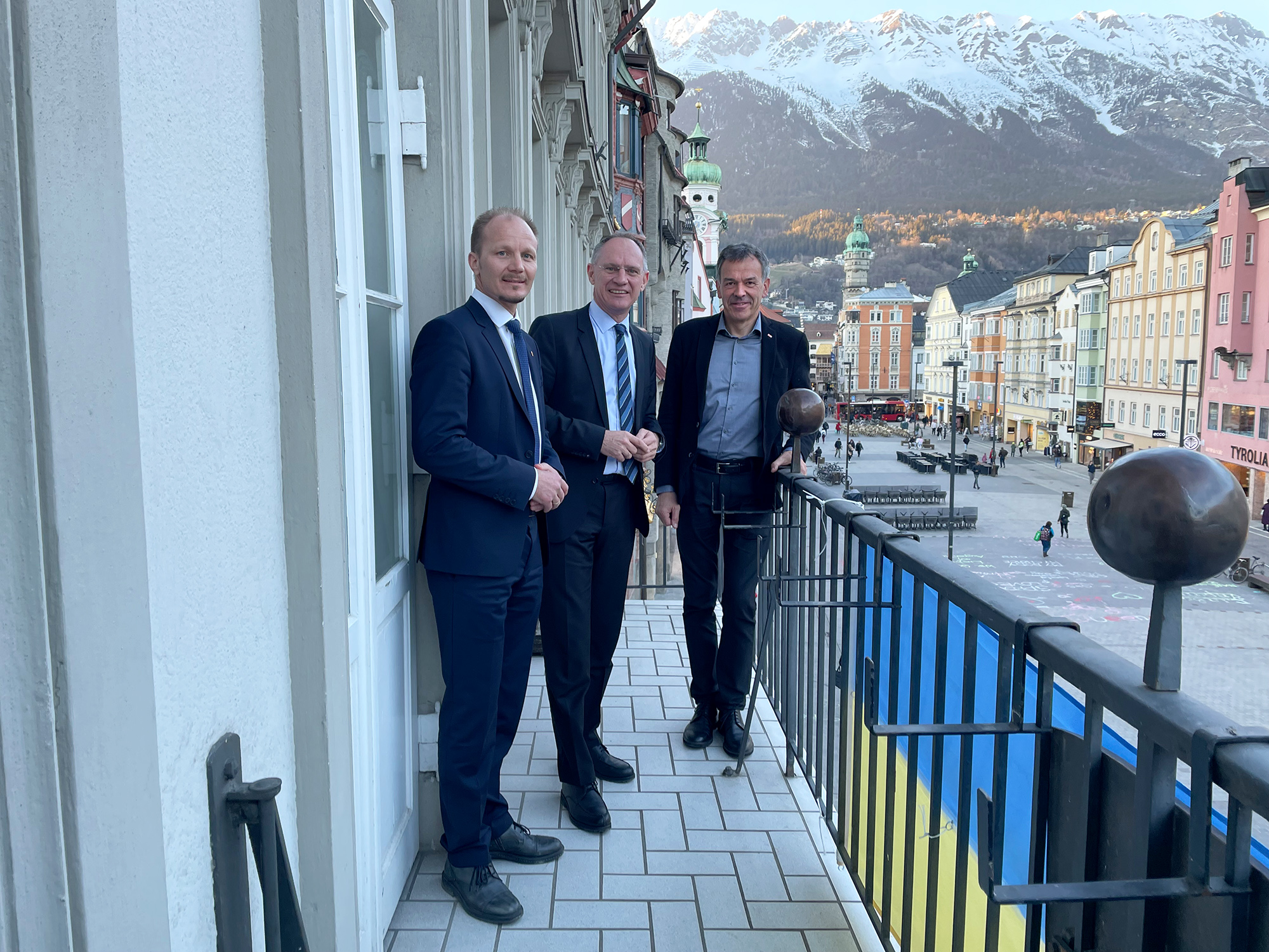 Sichtlich wohl fühlte sich der Bundesminister für Inneres Mag. Gerhard Karner beim Kennenlernen-Gespräch am 10. März mit Bürgermeister Georg Willi und Vizebürgermeister Ing. Mag. Johannes Anzengruber, BSc.