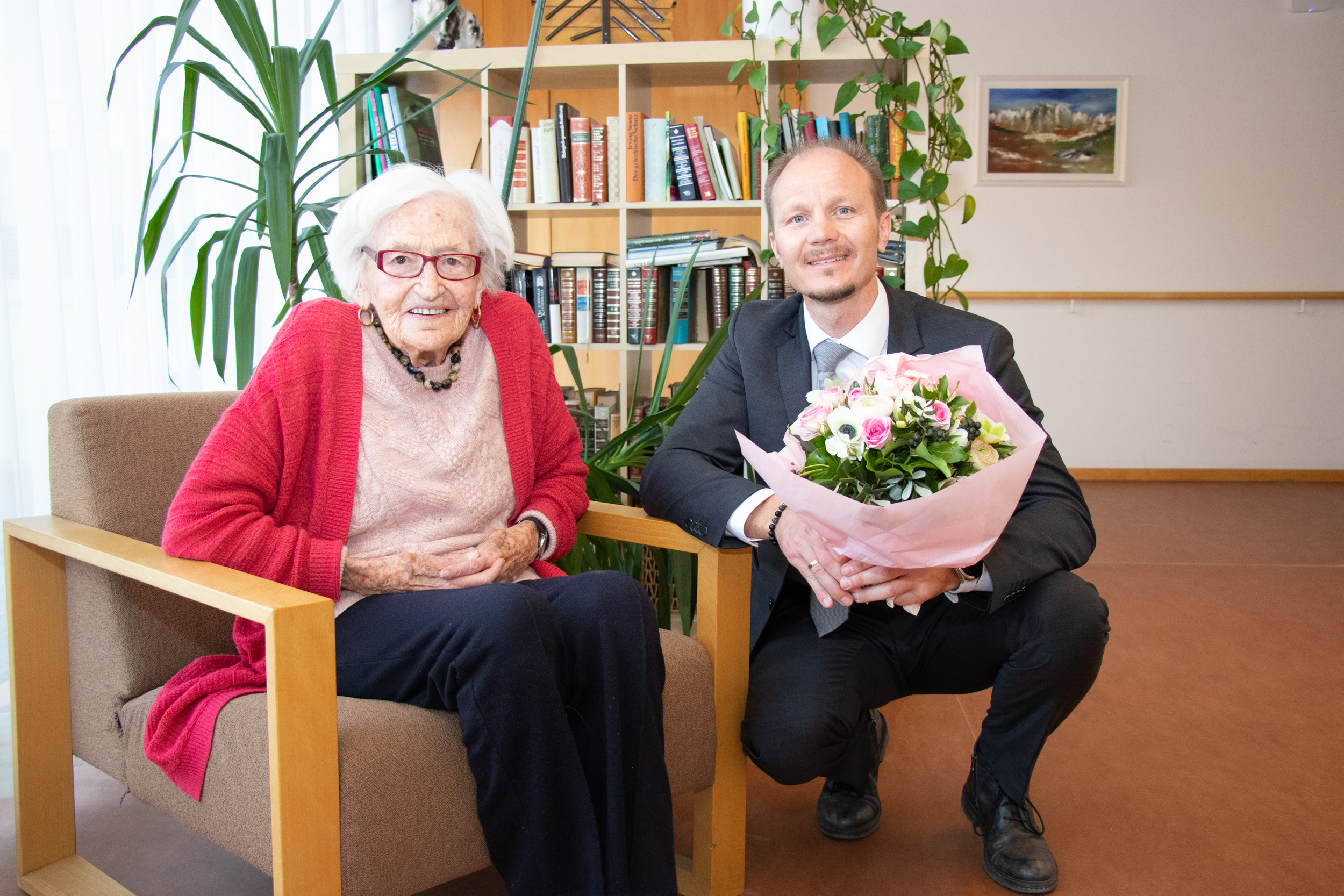 Blumen und Glückwünsche zum 102. Geburtstag gab es von Vizebürgermeister Johannes Anzengruber für Helene Waroschitz.