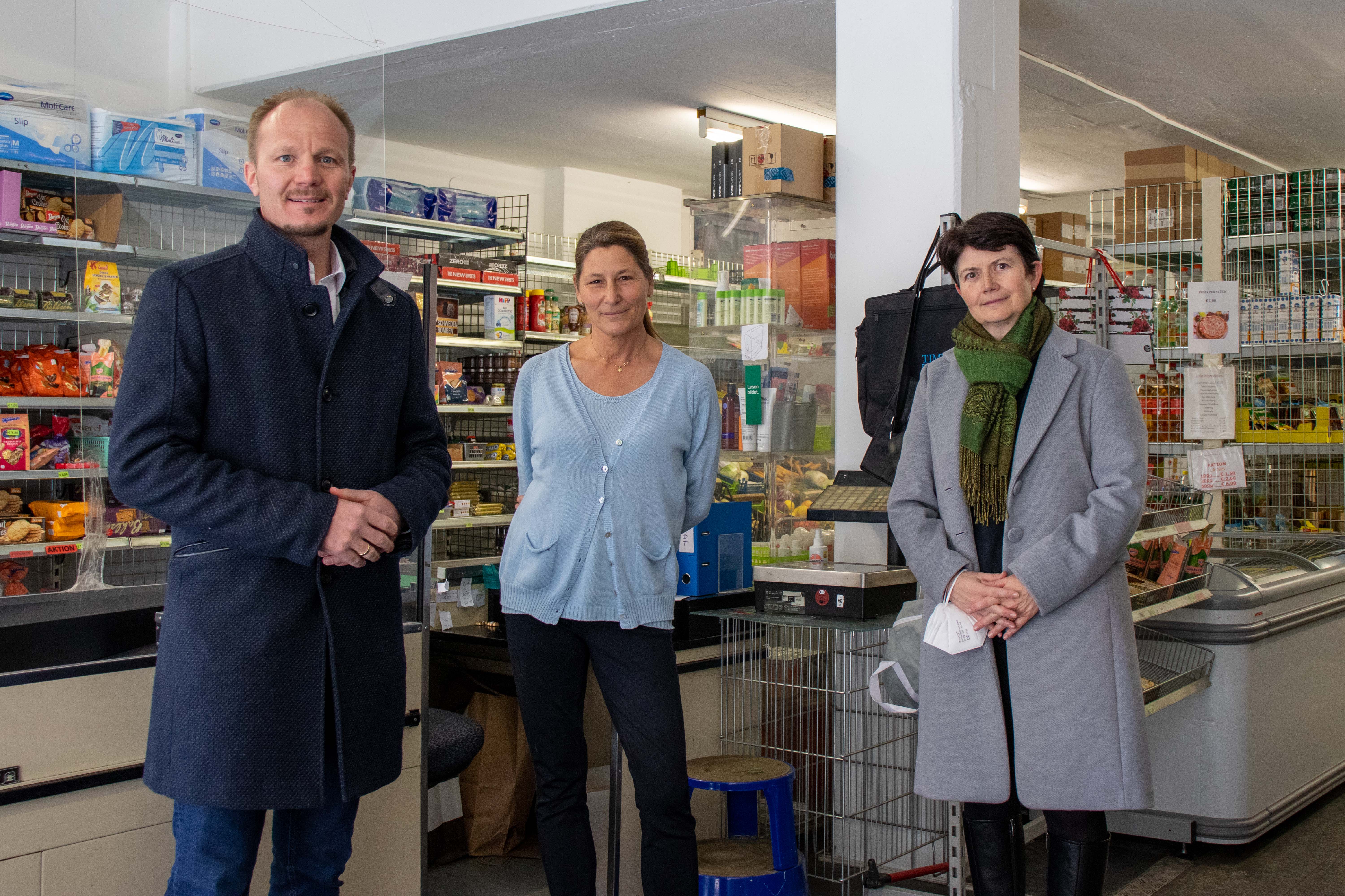 Vizebürgermeister Johannes Anzengruber, TISO-Geschäftsführerin Michaela Landauer und Caritasdirektorin der Diözese Innsbruck, Elisabeth Rathgeb (v. l. n. r.), vor den vollen Regalen im Tiroler Sozialmarkt.