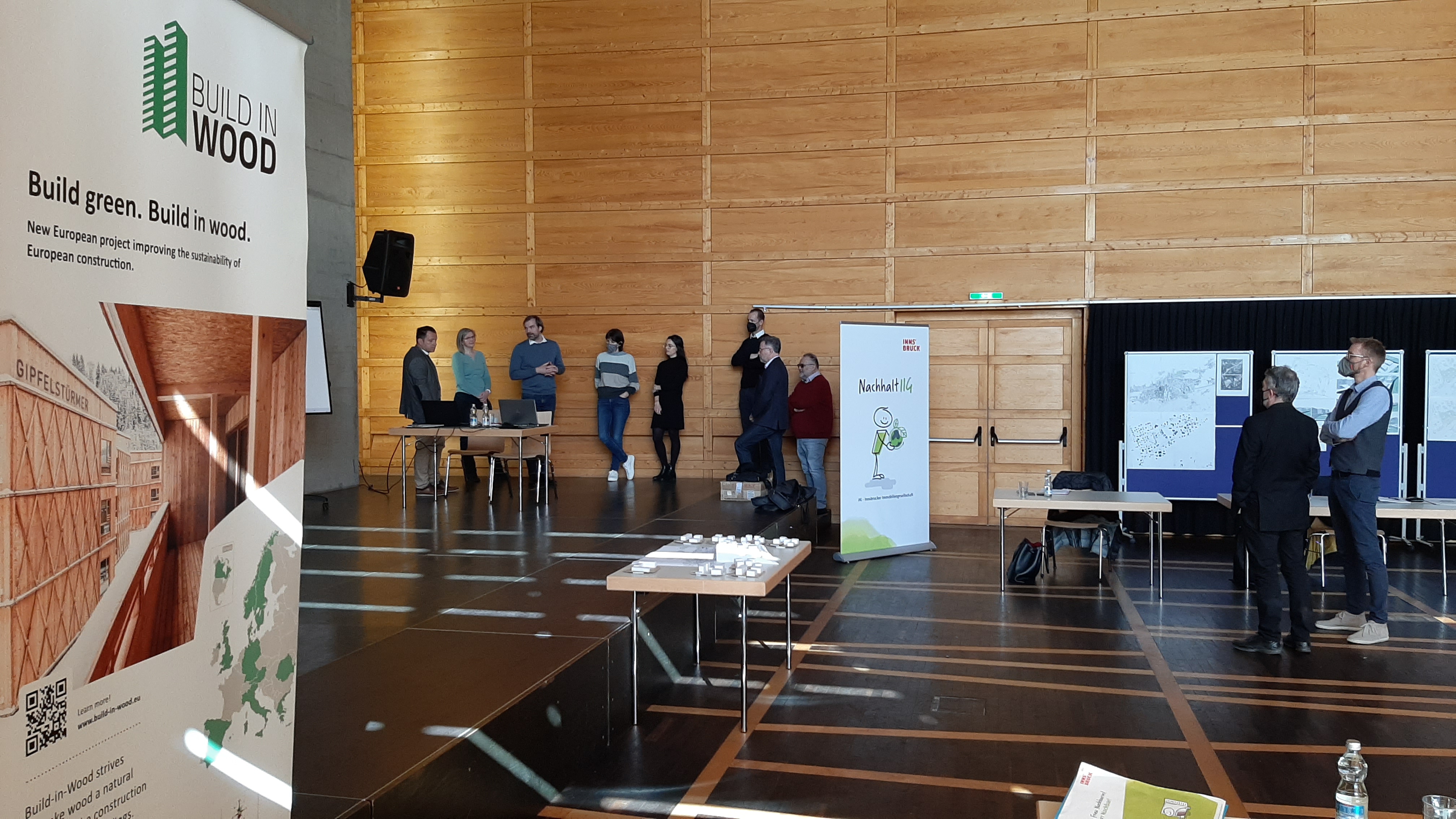 Im Zuge eines Workshops wurden Mitte März die Entwicklungsmöglichkeiten und die Anwendbarkeit des Build-in-Wood-Systems für das Wohnprojekt auf der Hungerburg mit den Projektverantwortlichen der IIG, dem städtischen Amt für Stadtplanung, Stadtentwicklung und Integration, VertreterInnen der Build-in-Wood Partner proHolz Tirol und der Architekturfirma C.F. Møller sowie WettbewerbsexpertInnen diskutiert.