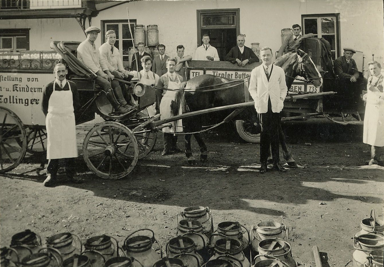 Das um ca. 1920 aufgenommene Foto zeigt die Belegschaft der Molkerei Tollinger bei den Sillhöfen.