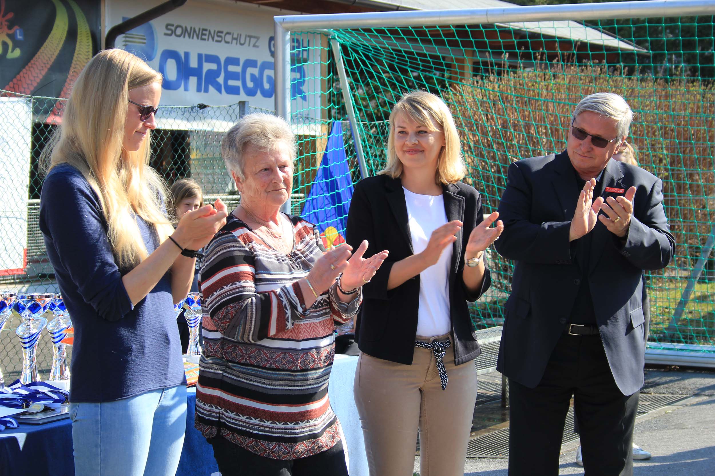 v. l. n. r.: Landtagsvizepräsidentin Stephanie Jicha, Elisabeth Götsch (Witwe des ehemaligen Nachwuchsleiters des SK Wilten Franz Götsch, der den Besele Cup begründet hat, diesem ist der Cup nun als Gedenkturnier gewidmet), Sportstadträtin Elisabeth Mayr und Bernhard Winterle (ASKÖ, 1. Vizepräsident).
