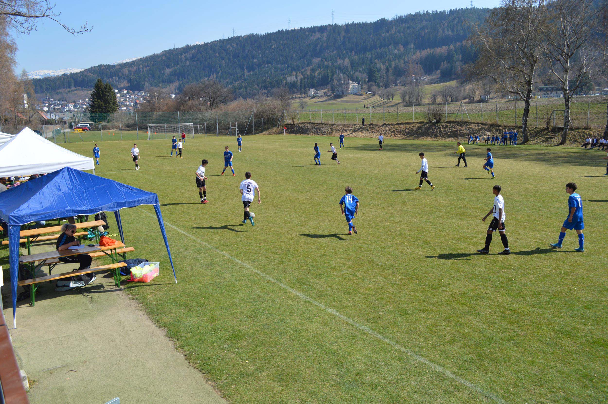 Erstmals wurde im Rahmen des Nachwuchscups als Erweiterung auch am Sportplatz Sieglanger gekickt.