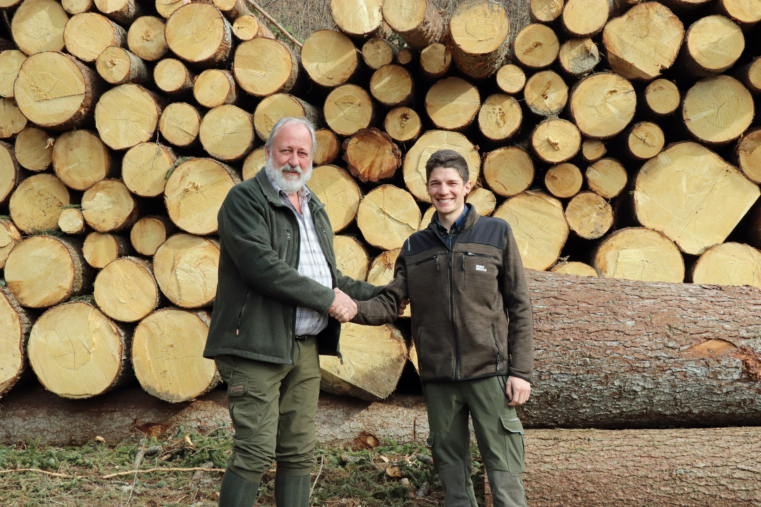 Der 64-jährige Kurt Pröller wünscht seinem Nachfolger als Referatsleiter Wald und Almen, dem 26-jährigen Florian Jäger für die Zukunft alles Gute.