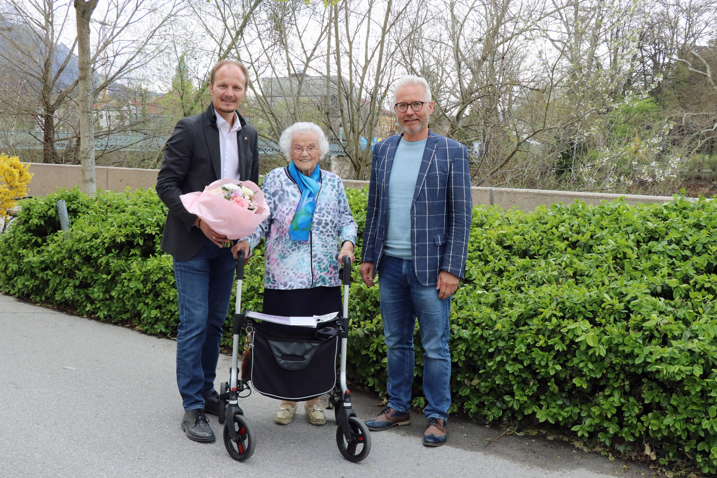 Vizebürgermeister Johannes Anzengruber (l.) und der Geschäftsführer des Hauses St. Josef am Inn, Christian Juranek, gratulierten Apollonia Pernlochner zum 101. Geburtstag.