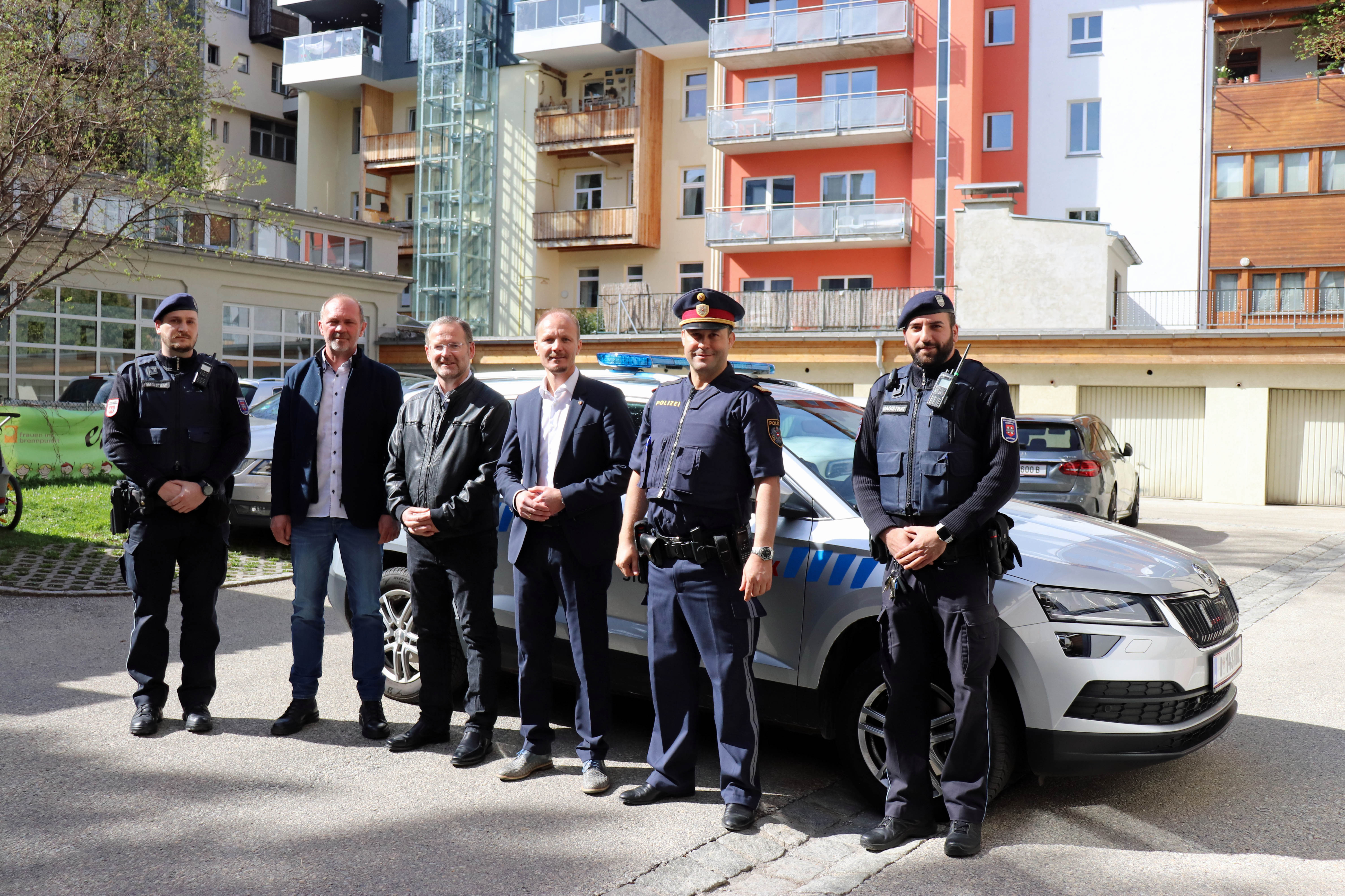 Vizebürgermeister Johannes Anzengruber (M.) stellte gemeinsam mit Thomas Koland (Referatsleiter für Öffentliche Ordnung; 2.v.l.), Klaus Feistmantl (Amtsvorstand für Allgemeine Sicherheit und Veranstaltungen; 3.v.l.) und Daniel Mallaun (Stadtpolizeikommando Innsbruck, Leiter Referat Verkehrsangelegenheiten; 2.v.r.) den Jahresrückblick der MÜG sowie die Verkehrsunfallstatistik 2021 vor.