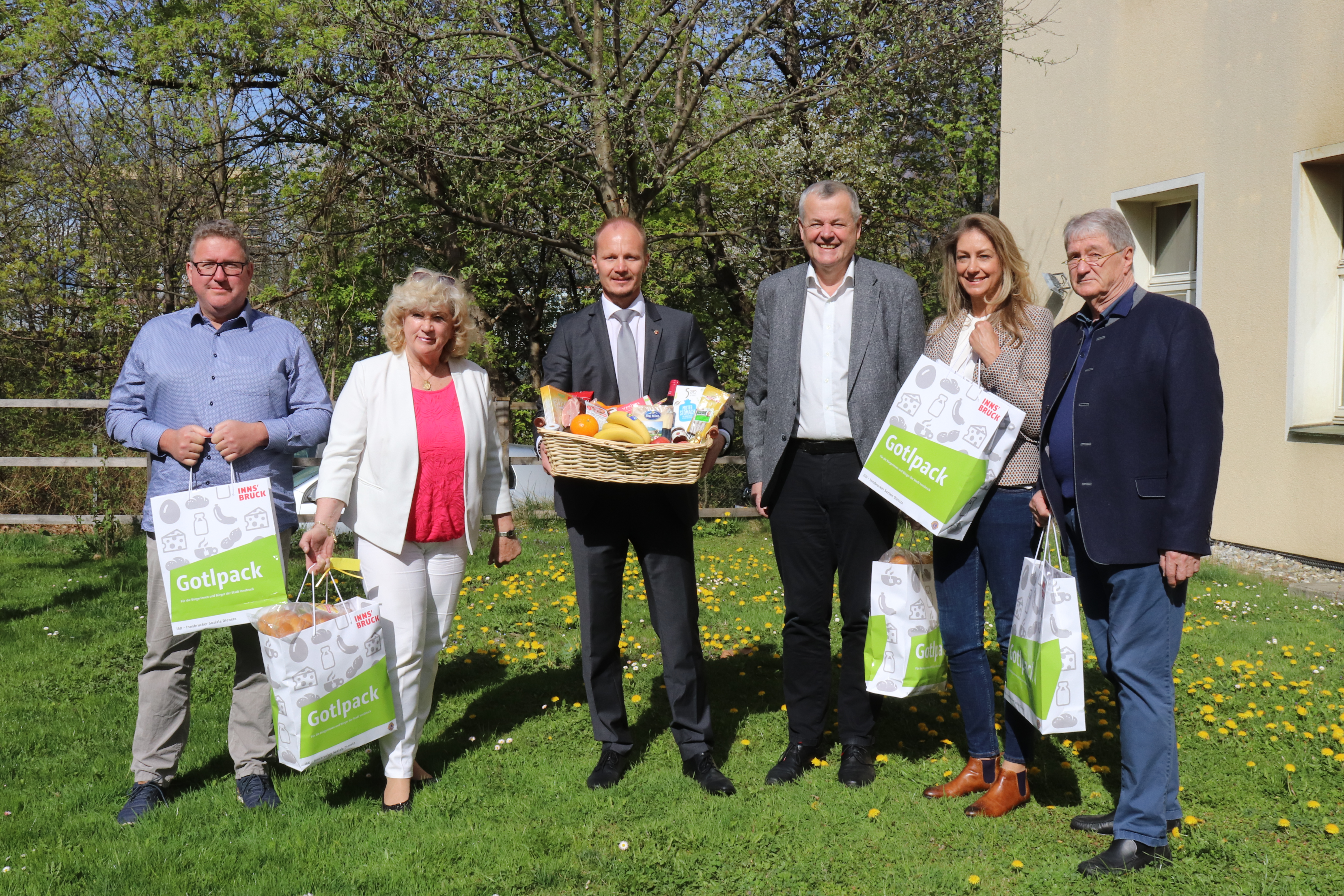 Freuen sich über die prall bepackten Gotlpack Sackerln (v.l.): Wolfgang Schösser (Lions Club Innsbruck-Igls), Monika Horvath (Vinzenzgemeinschaft Tirol), Vizebürgermeister Johannes Anzengruber, Hubert Innerebner (Geschäftsführer ISD), Klara Neurauter (Neurauter Frisch GmbH) und Matthias Meraner (Lions Club Innsbruck-Igls).