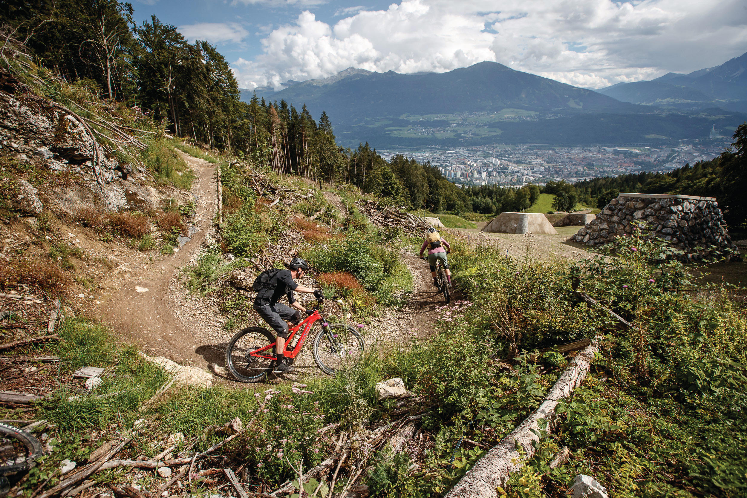 Der Streckenverlauf des Arzler-Alm-Trails steht oft im Blickpunkt mehrerer Interessensgruppen. Um diesen Entwicklungen entgegenzuwirken, setzt die Stadt Innsbruck mit ihren PartnerInnen auf bewusstseinsbildende Maßnahmen und lädt zum „Awareness-Ride".