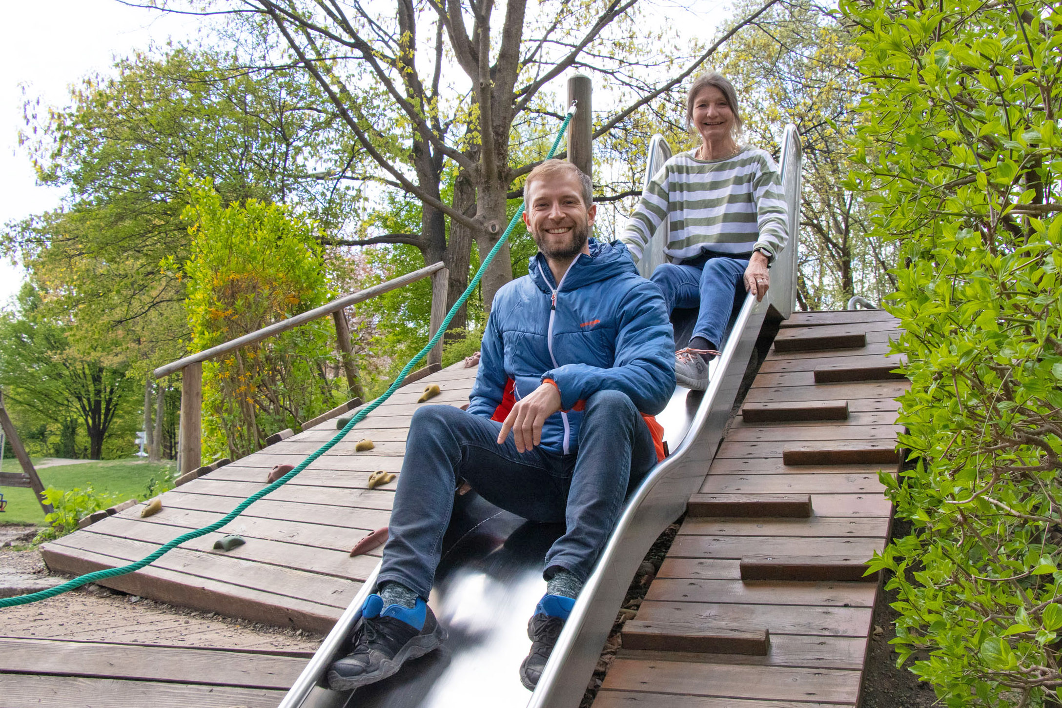 Ab Juli wird der Rapoldipark zur Spielinsel für kleine Piraten, freuen sich Stadrätin Uschi Schwarzl und Ricardo Leuschel (Referat Planung und Bau/Grünanlagen).