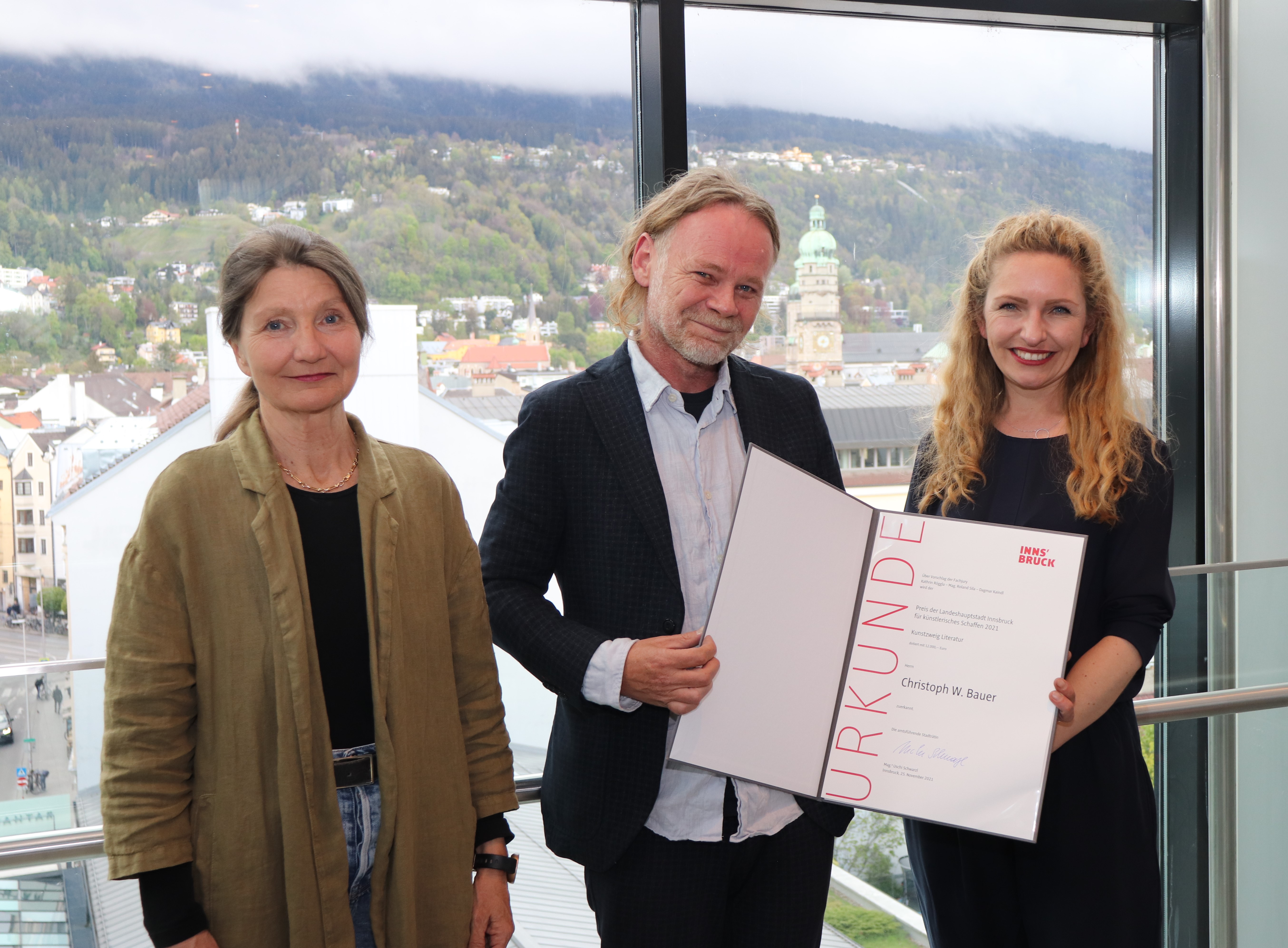 Ausgezeichnete Sprachkunst: Der Preisträger Christoph W. Bauer mit Kulturstadträtin Uschi Schwarzl (li.) und Kulturamtsleiterin Isabelle Brandauer.