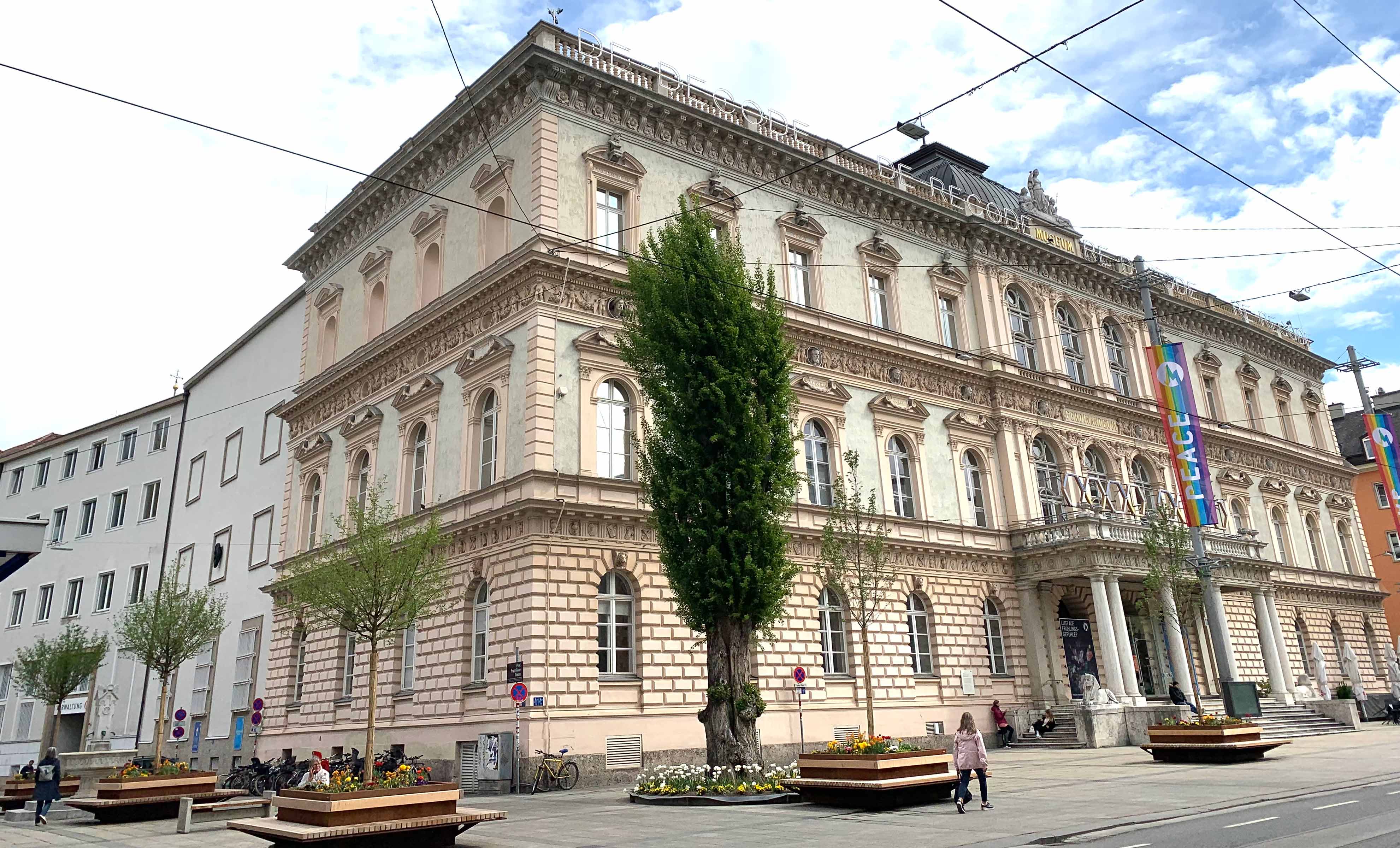 Ganz neu: Begrünte Sitzgelegenheiten stehen nun vor dem Landesmuseum für PassantInnen bereit.