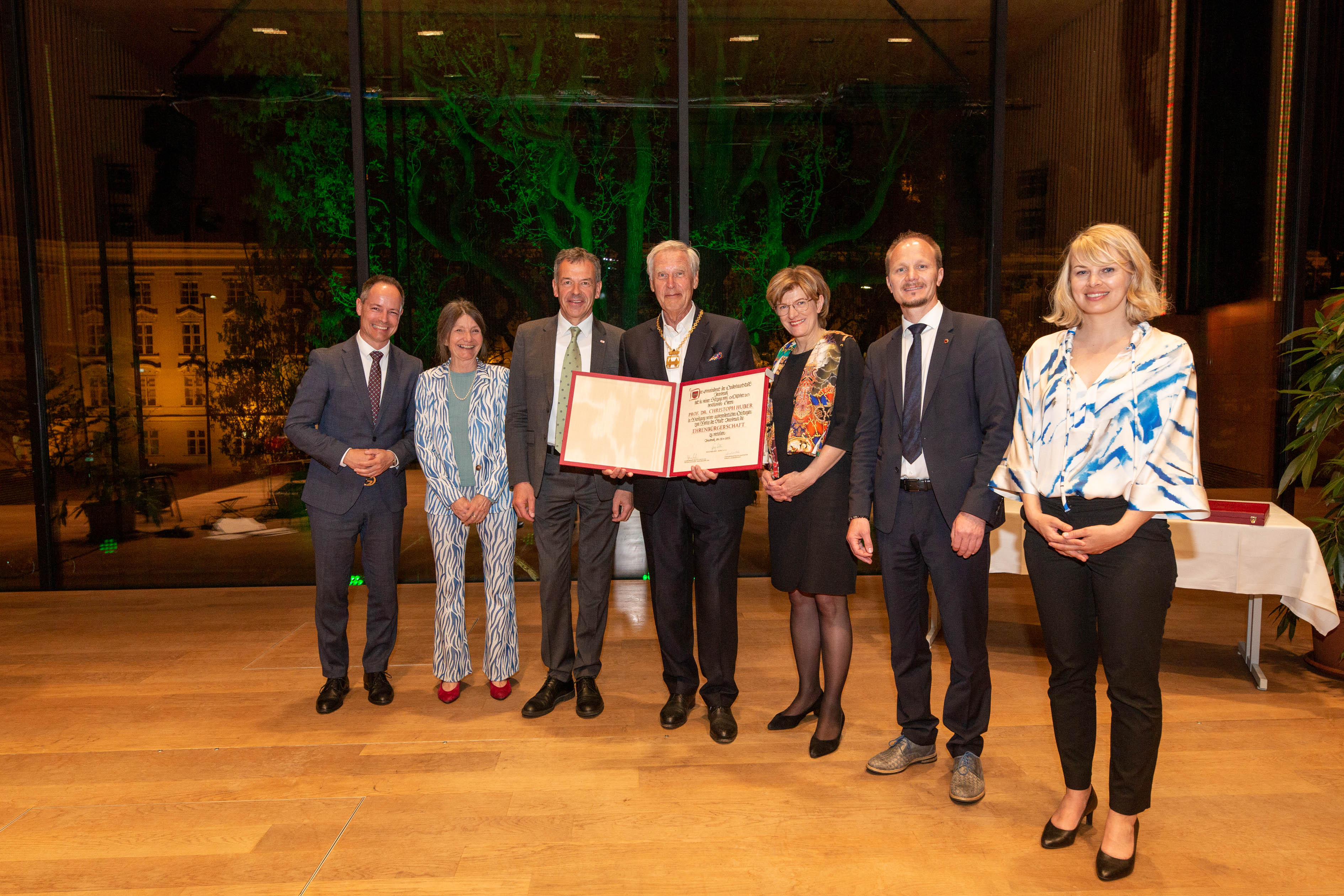 Christoph Huber (M.) reiht sich in die Liste der Ehrenbürger der Stadt Innsbruck ein und erhielt Gratulationen von (v.l.n.r.) Vizebürgermeister Markus Lassenberger, Stadträtin Uschi Schwarzl, Bürgermeister Georg Willi, Stadträtin Christine Oppitz-Plörer, Vizebürgermeister Johannes Anzengruber und Stadträtin Elisabeth Mayr.