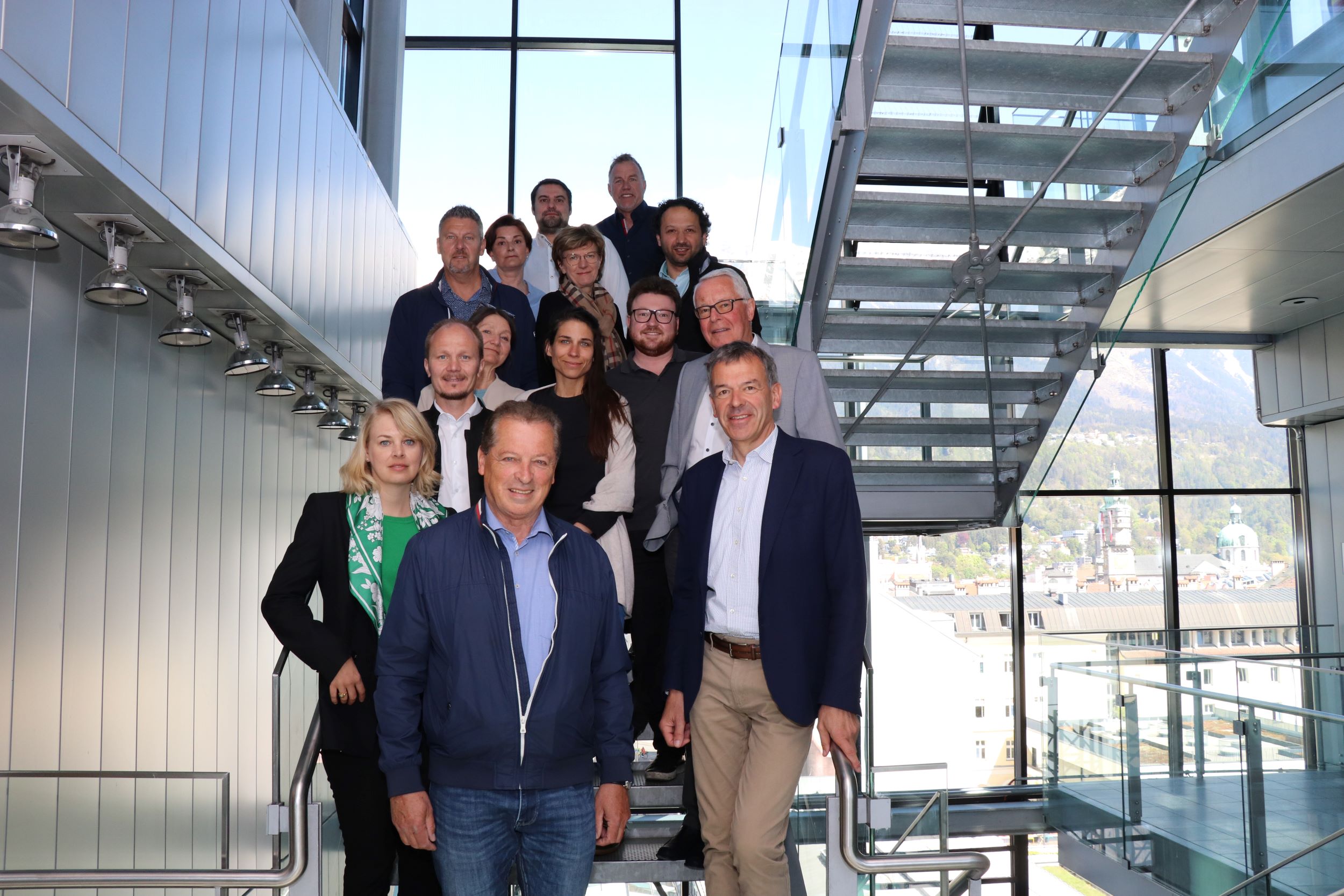 Runder Tisch im Rathaus: von vorne nach hinten beginnend v.l. Klubobmann Gemeinderat Helmut Buchacher, Stadträtin Elisabeth Mayr, Bürgermeister Georg Willi, Vizebürgermeister Johannes Anzengruber, Stadträtin Uschi Schwarzl, Klubobfrau Gemeinderätin Janine Bex, Gemeinderat Benjamin Plach, Gemeinderat Reinhold Falch, Gemeinderat Tom Mayer, Stadträtin Christine Oppitz-Plörer, Gemeinderat Mesut Onay, Klubobfrau Gemeinderätin Andrea Dengg, Klubobmann Gemeinderat Christoph Appler, Gemeinderat Gerald Depaoli.