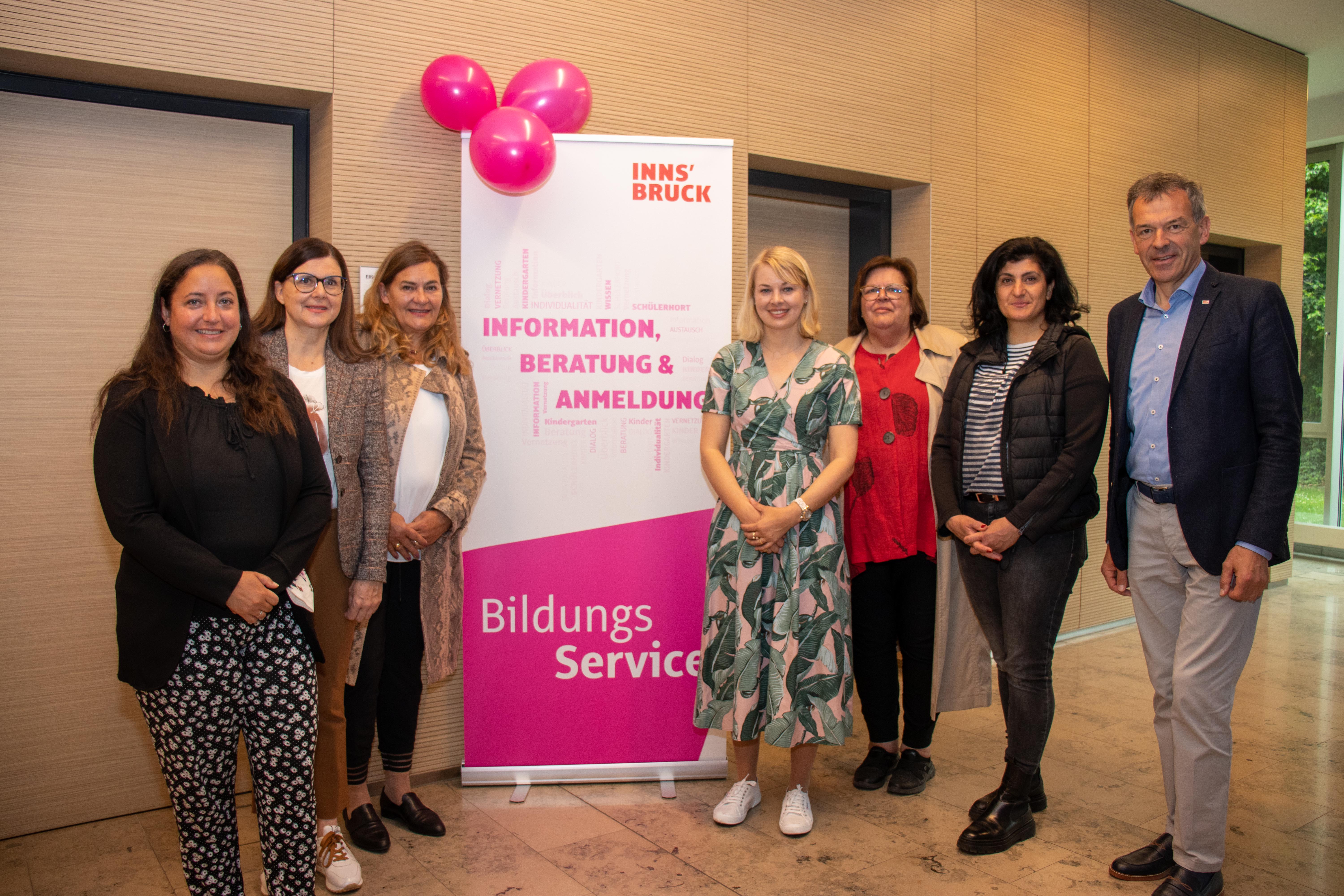 GRin Birgit Winkel, GRin Brigitte Berchtold, GRin Dagmar Klingler-Newesely, Bildungsstadträtin Elisabeth Mayr, GRin Astrid Denz, GRin Zeliha Arslan und Bürgermeister Georg Willi (v.l.n.r.) machten sich vor Ort ein Bild.