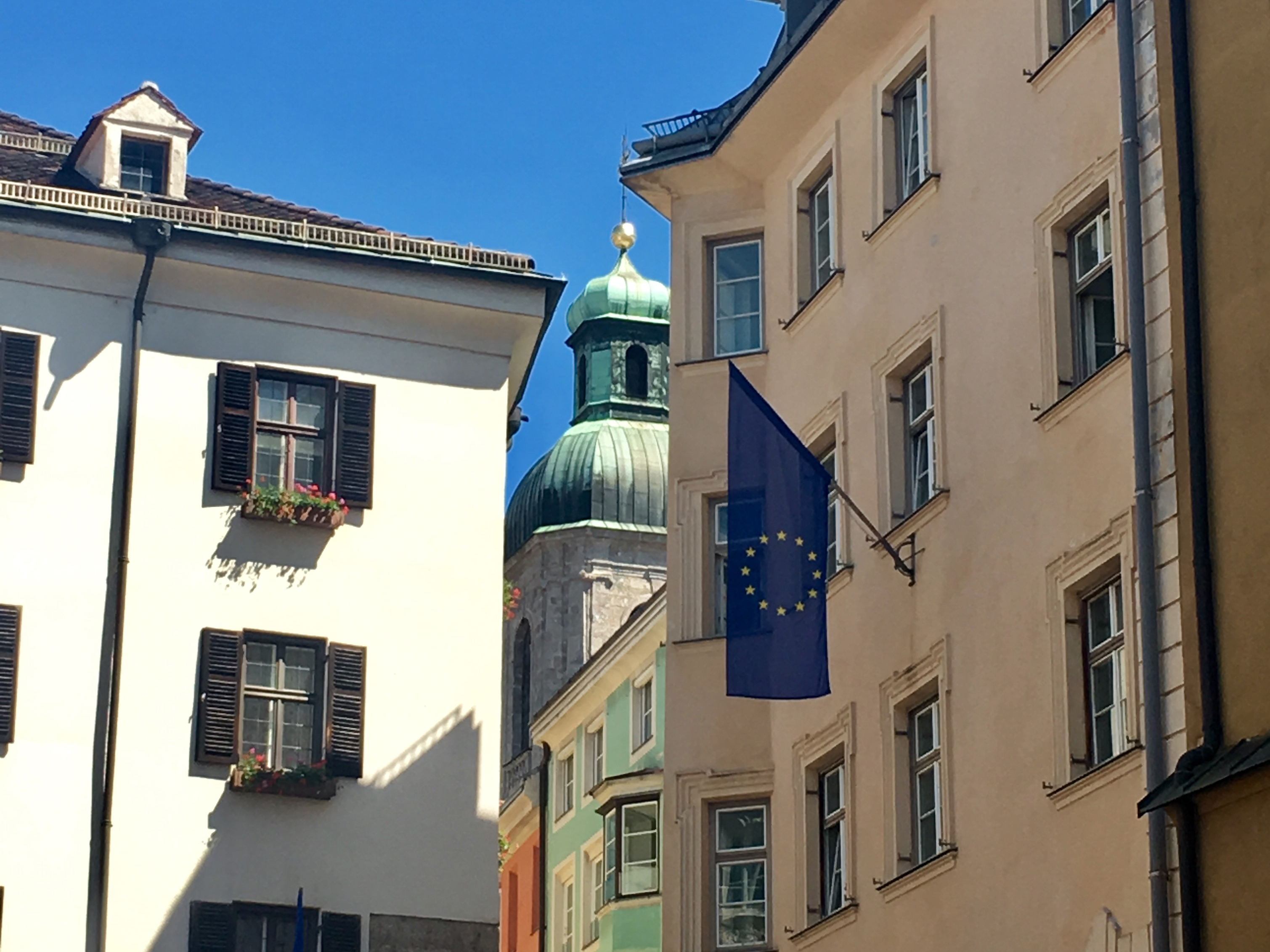 Anlässlich des Europatages am 9. Mai wehen an diesem Tag in ganz Innsbruck die Europafahnen.