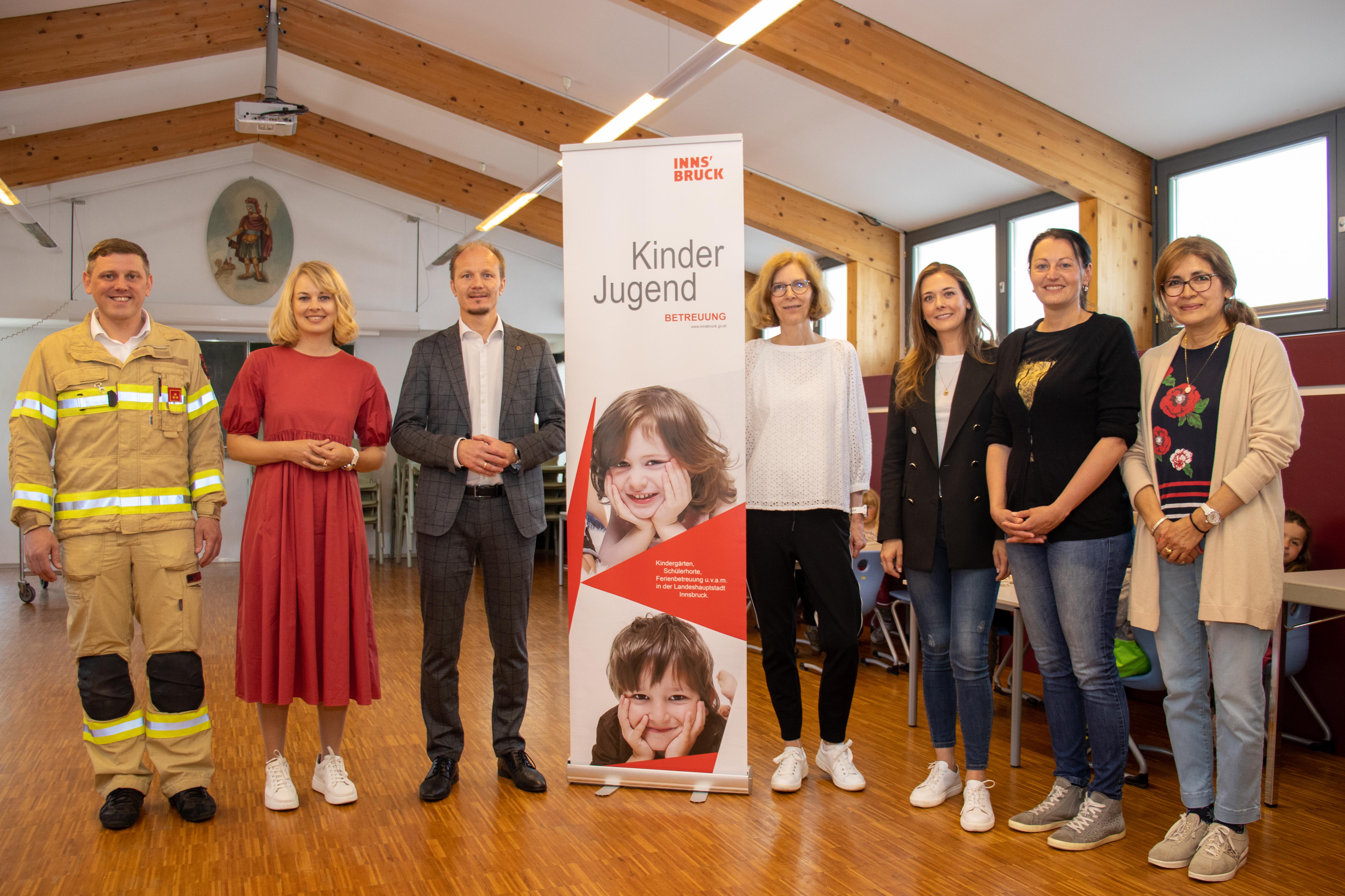 Bis der Campus Arzl fertig gestellt wird, werden die beiden Kindergartengruppen, die bis dahin in der Außenstelle am Canisiusweg untergebracht sind, mittags im Vereinsheim der Feuerwehr Arzl versorgt. V.l.n.r.: Kommandant Bernhard Larcher (Feuerwehr Arzl), Stadträtin Elisabeth Mayr, Vizebürgermeister Johannes Anzengruber, Martina Zabernig (Amtsvorständin Kinder, Jugend und Generationen) und Julia Lukavec (Kindergartenleitung Arzl) mit Barbara Meingassner und Maria Piller (beide Kindergarten Arzl)