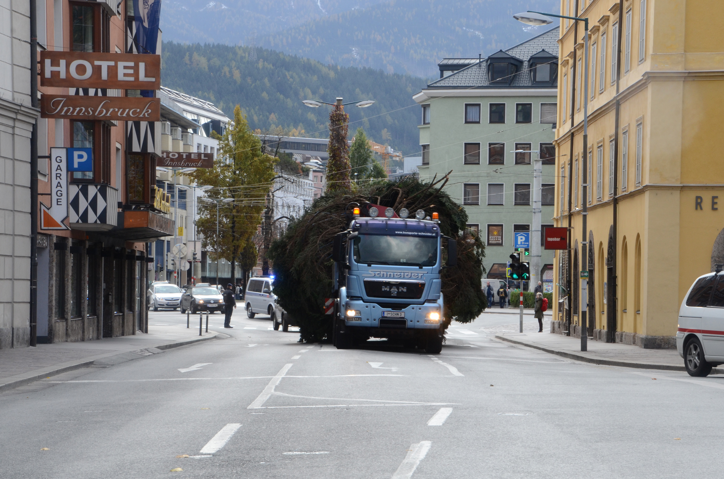 Der Transport durch Innsbrucks Innenstadt verlief dank der guten Zusammenarbeit der Einsatzkräfte, allen voran die Mitarbeiter der Mobilen Überwachungsgruppe (MÜG) und den Mitgliedern der Freiwilligen Feuerwehren Mühlau und Hötting.
