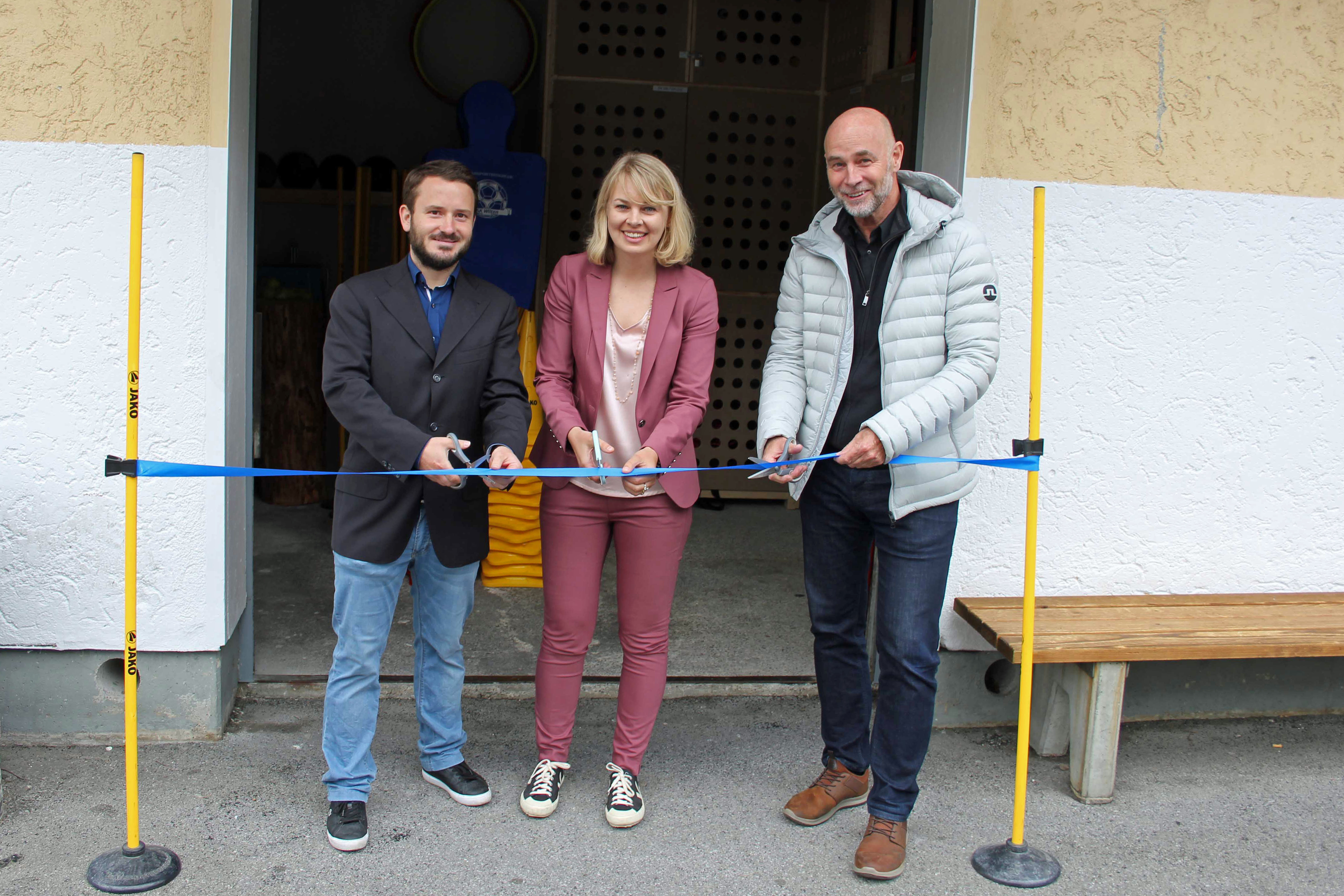 Sportstadträtin Elisabeth Mayr freute sich, gemeinsam mit Sportamtsleiter Romuald Niescher (r.) und Urban Steiner, Obmann des SK Wilten, die neuen Räumlichkeiten einzuweihen.