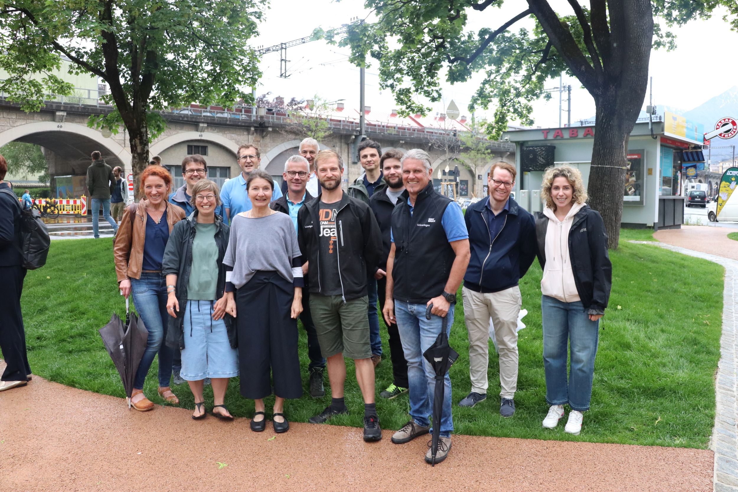 MitarbeiterInnen der Stadt Innsbruck sorgten für die optimale Umsetzung des Projektes cool-INN, freut sich die ressortzuständige Stadträtin Uschi Schwarzl (vorne, 3.v.l.).