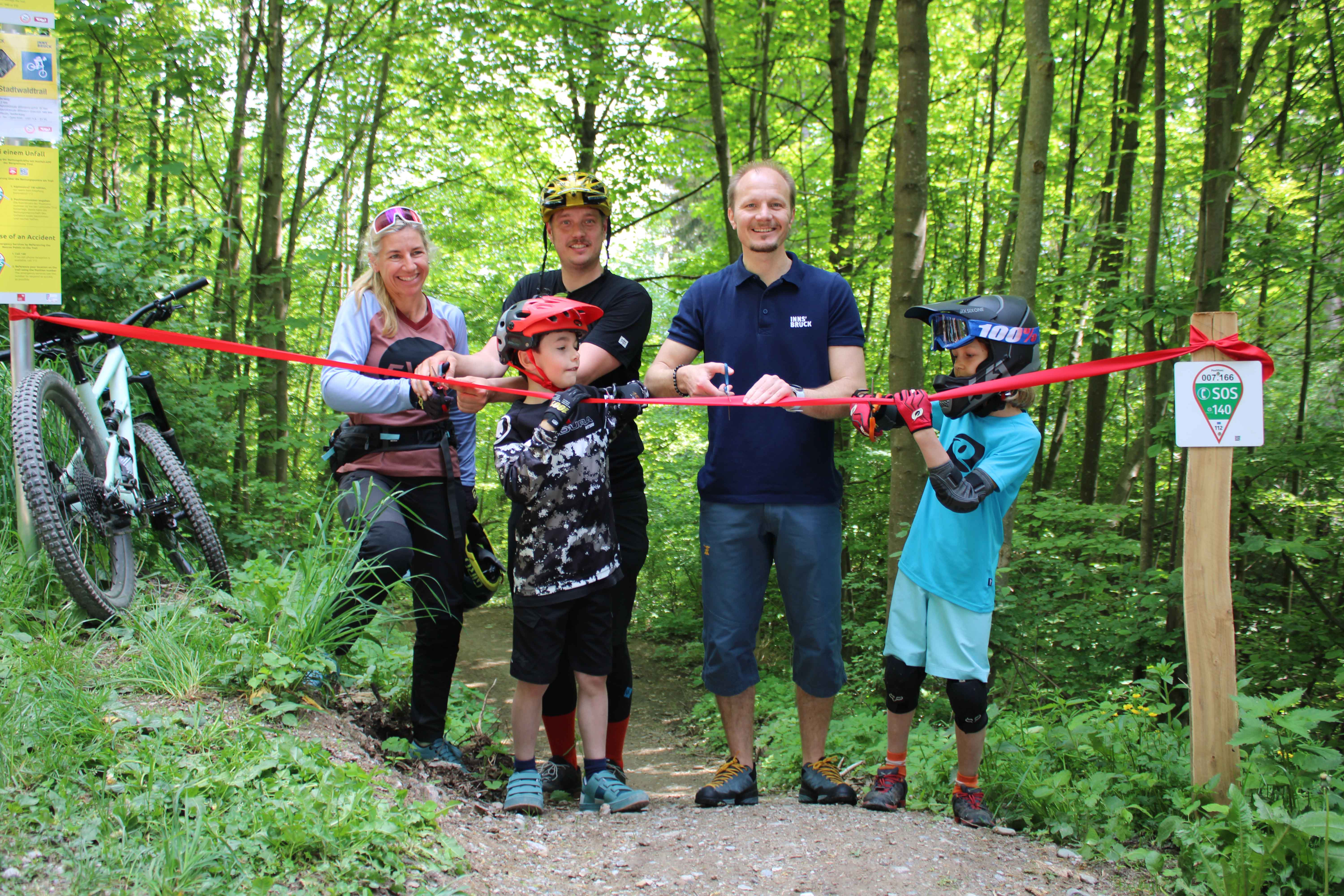 Vergangenes Wochenende wurde der Stadtwaldtrail auf der Nordkette offiziell eröffnet (v.l.):  Tanja Messner (Downhill Verein Tirol), Patrick Meraner (MTB Innsbruck) mit Vizebürgermeister Johannes Anzengruber und zwei jungen Nachwuchsfahrern.