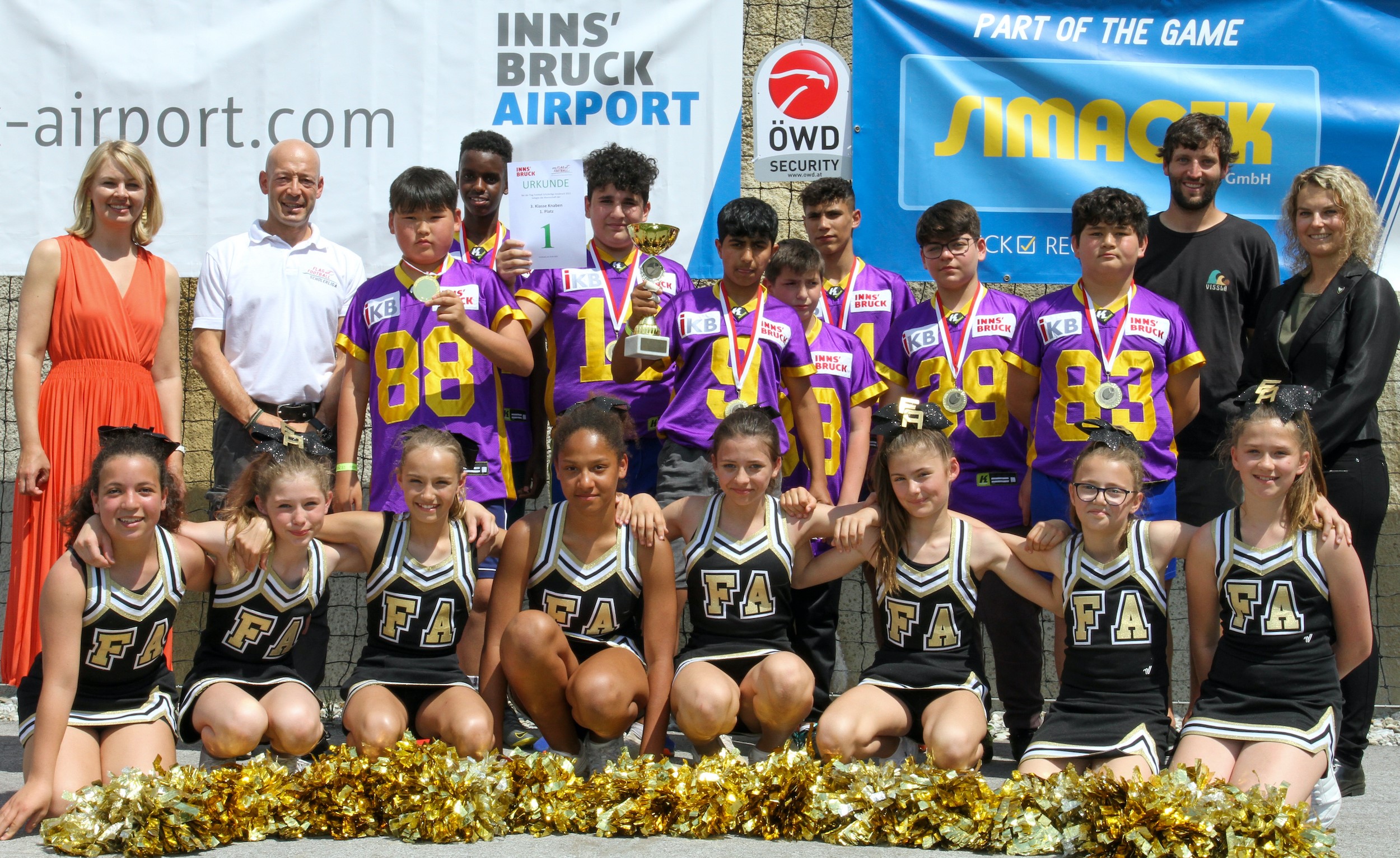 Die Siegermannschaft der Mittelschule Gabelsbergerstraße mit (v. l.) Stadträtin Elisabeth Mayr, Veranstalter Daniel Dieplinger, Lehrer Johannes Seyfried und Swarco Raiders Managerin Claudia Nuener.
