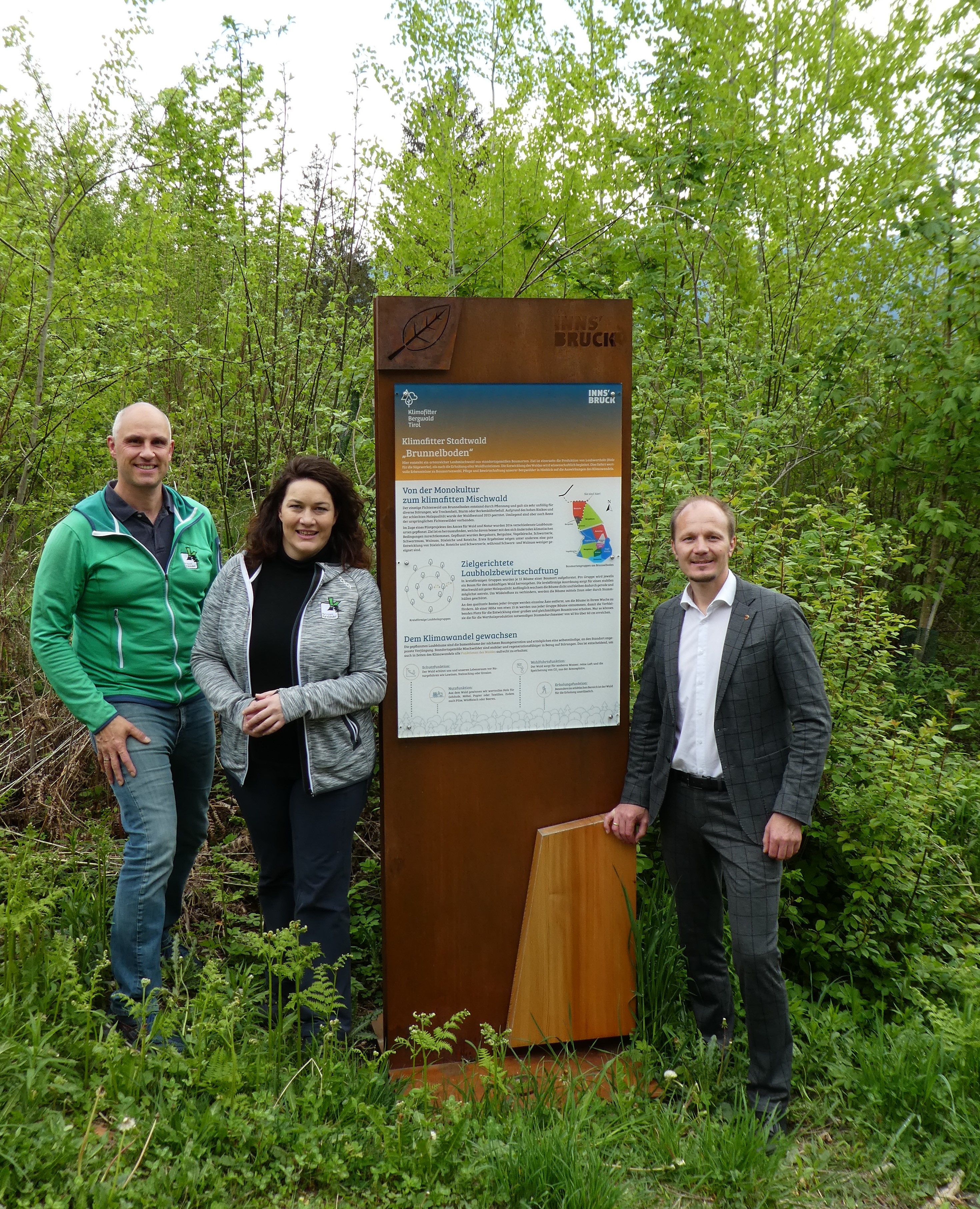Anton Heufelder (Naturpark Karwendel), LHStv.in Ingrid Felipe (Land Tirol) und Vize-Bürgermeister Johannes Anzengruber (Stadt Innsbruck) präsentieren das Bergwald-KlimaTop am Brunnelboden.
