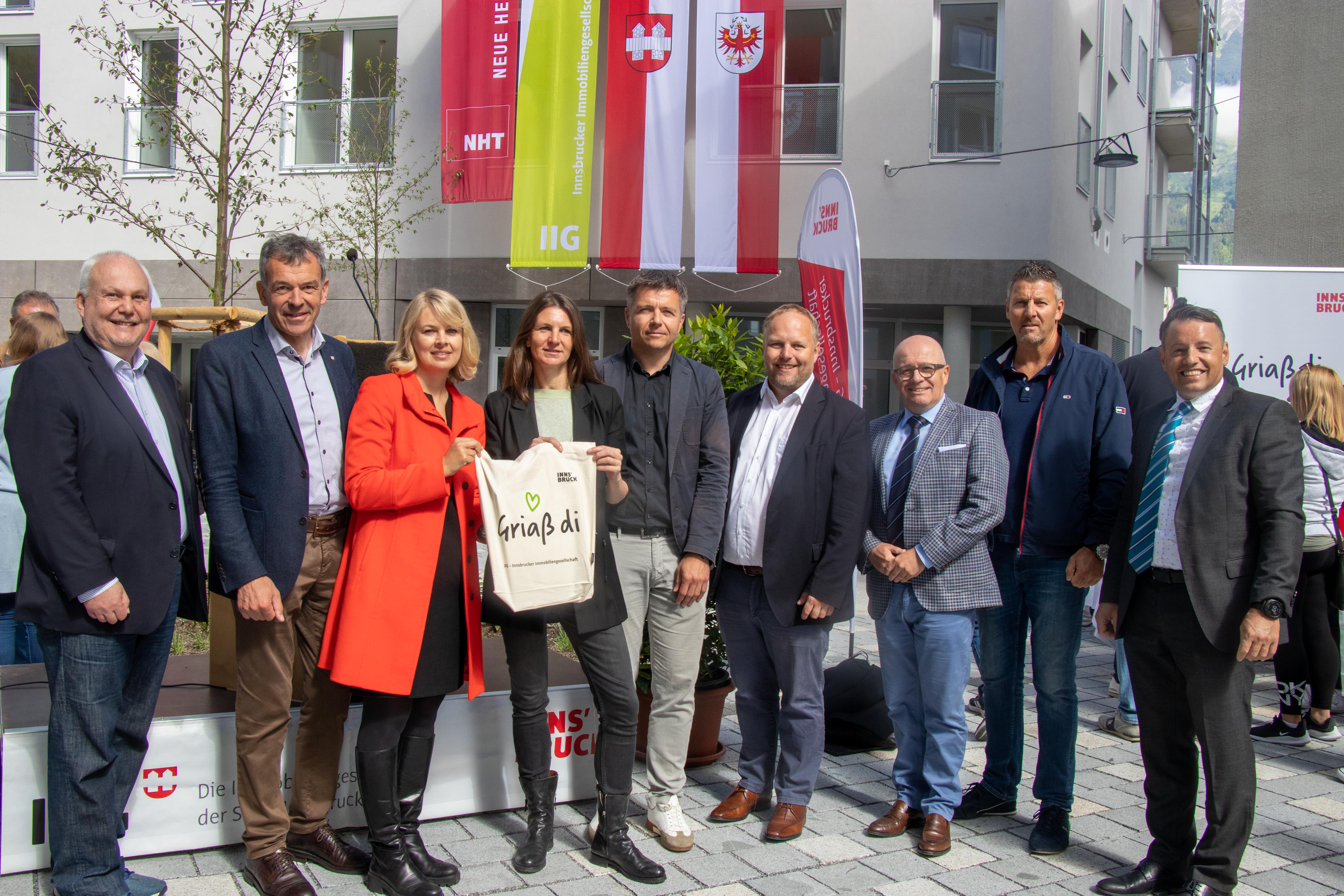 Auch für die anwesenden Mitglieder des Innsbrucker Stadtsenates und Gemeinderates war die Übergabefeier ein Freudentag. Gemeinsam Bürgermeister Georg Willi (2.v.l.), den ArchitektInnen (Mitte) und IIG Geschäftsführer Franz Danler (ganz rechts) feierte sie mit den neuen BewohnerInnen.