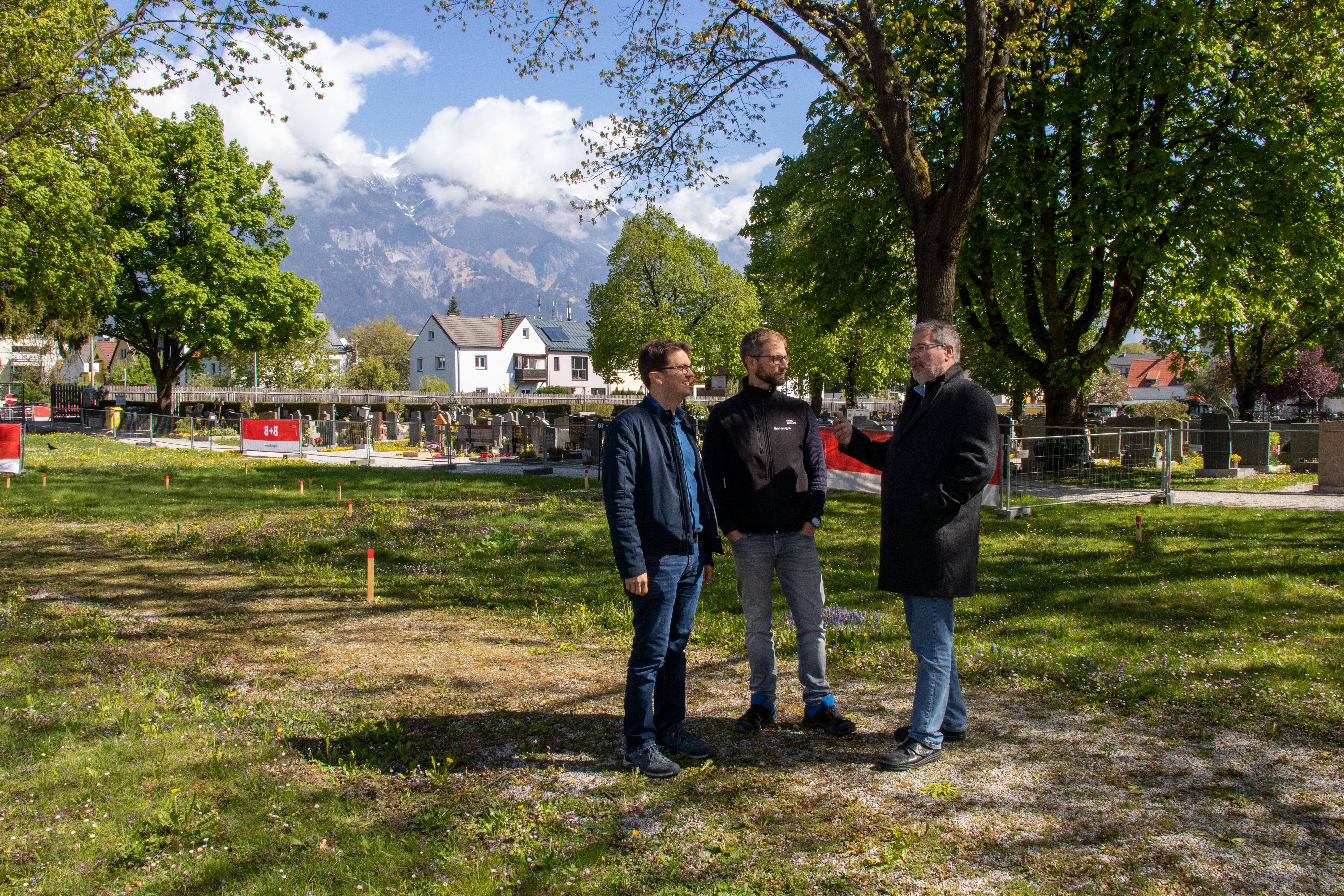 Markus Pinter (Referent Grünanlagen – Planung und Bau), Ricardo Leuschel (Grünanlagen – Planung und Bau) und Alexander Legniti (Referent Friedhöfe; von links) haben den Garten des Friedens gemeinsam geplant.